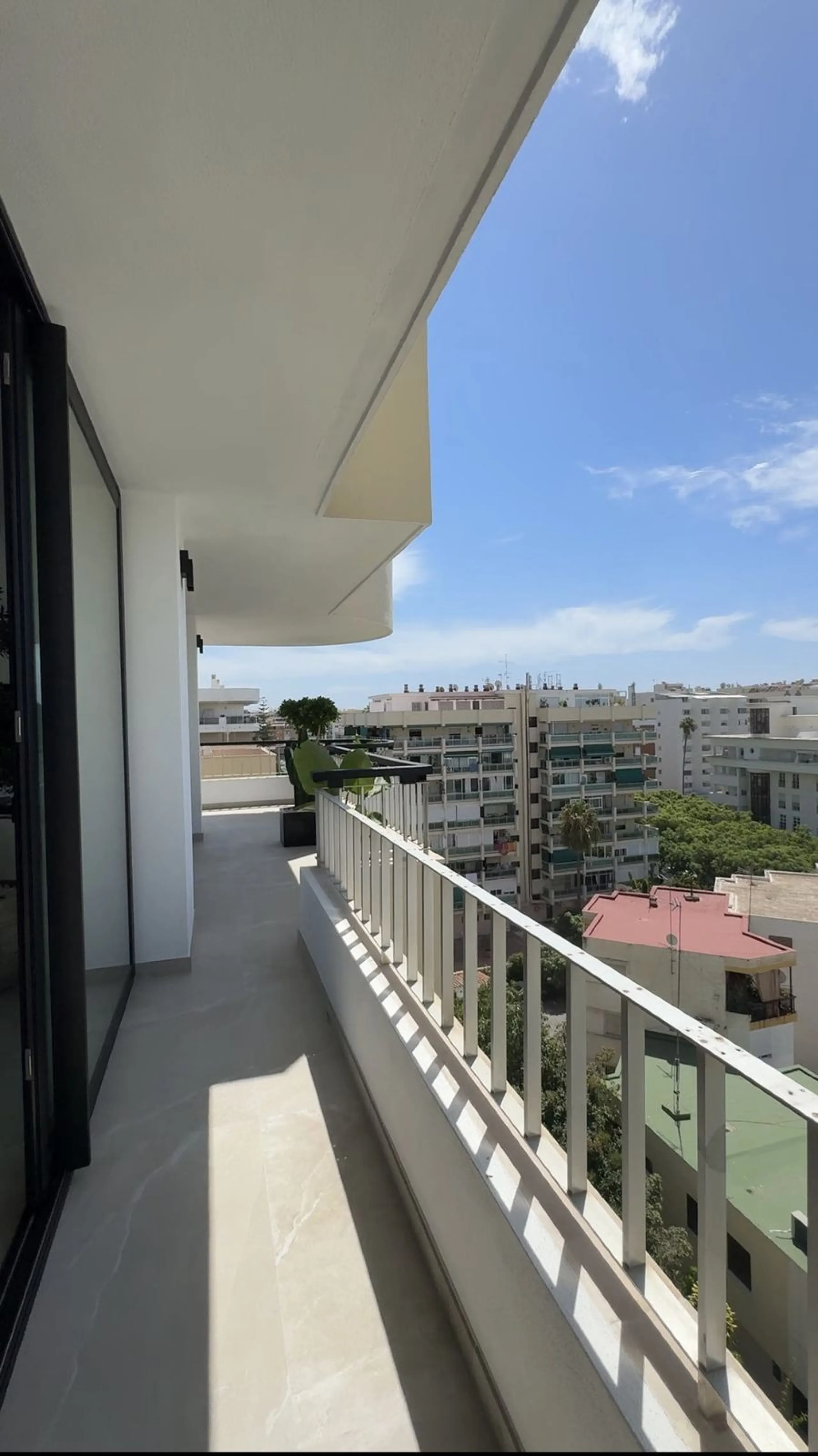 Apartment - Penthouse в продаже в Marbella, Málaga. В доме 3 спален и 3 ванных комнат. Площадь дома 122 м²