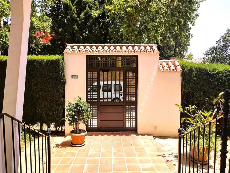 Bright, Renovated and Furnished Ground-Floor Flat in Prestigious Centre of Marbella – Wheelchair-Adapted with Sea Views and Low Community Fees!