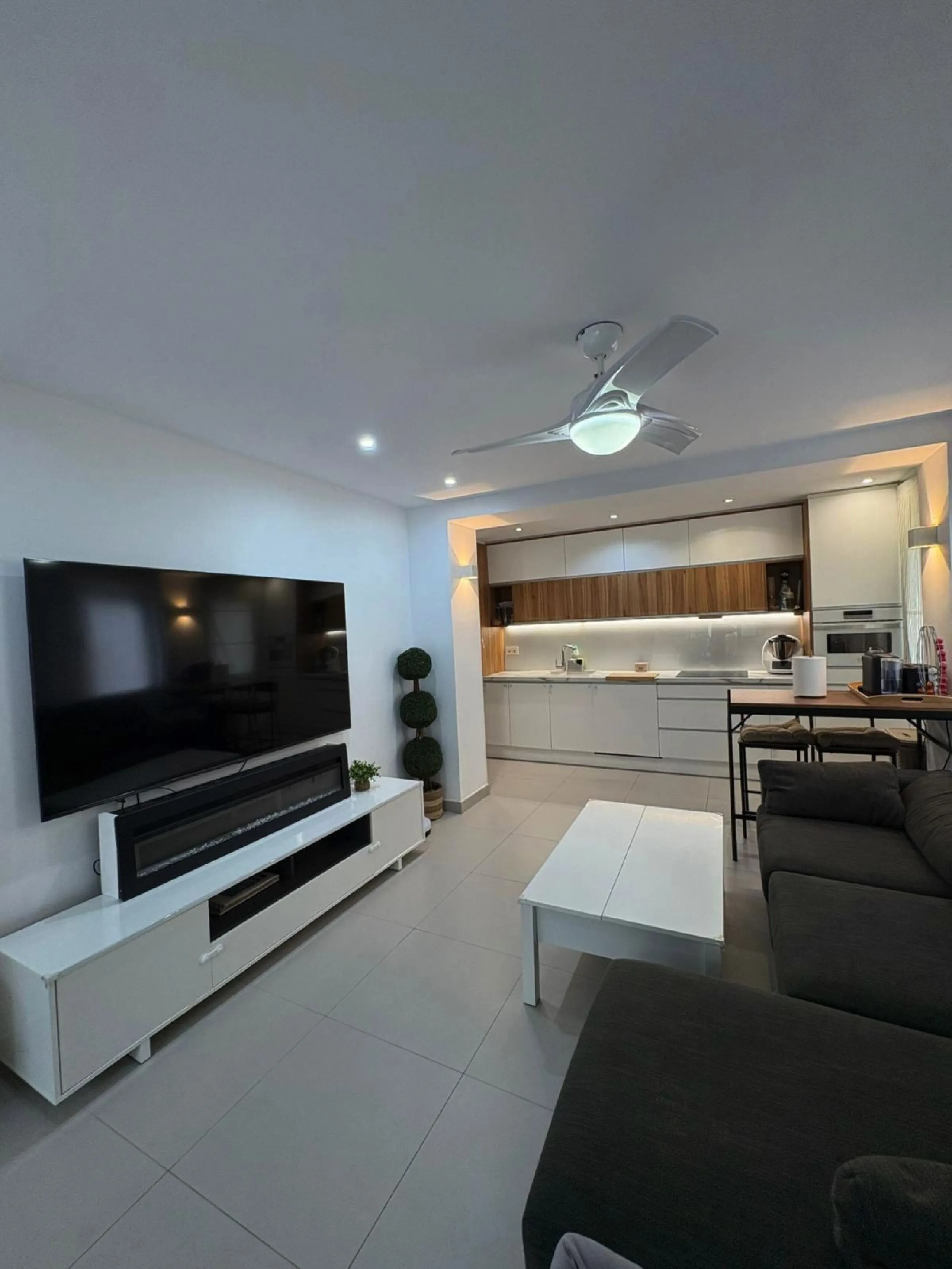 Bright, Renovated and Furnished Ground-Floor Flat in Prestigious Centre of Marbella – Wheelchair-Adapted with Sea Views and Low Community Fees!