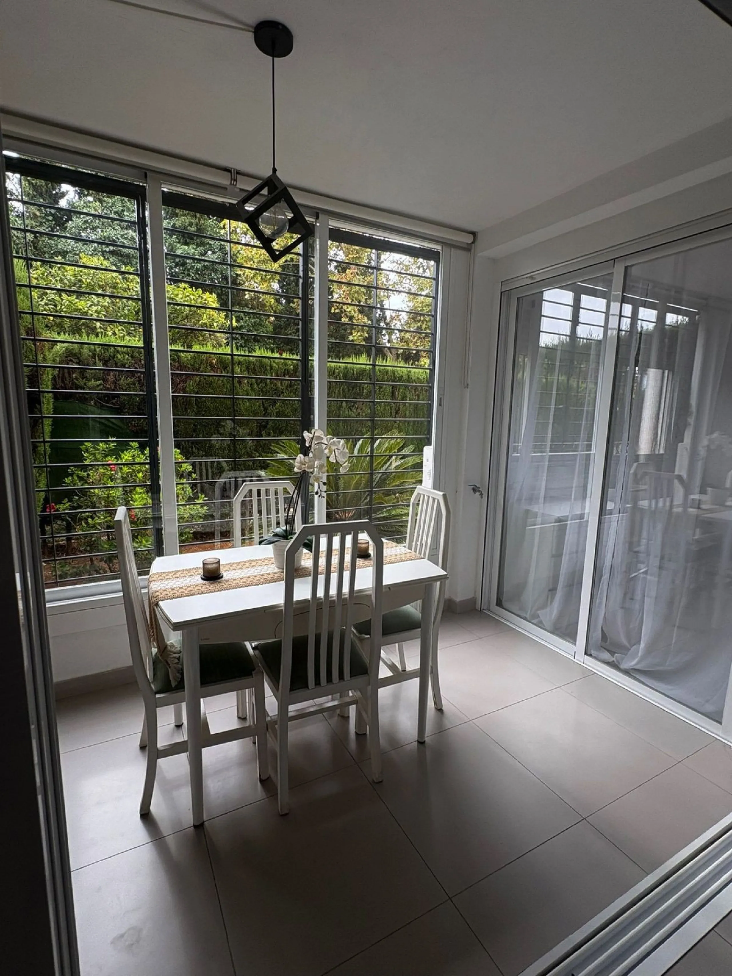 Bright, Renovated and Furnished Ground-Floor Flat in Prestigious Centre of Marbella – Wheelchair-Adapted with Sea Views and Low Community Fees!