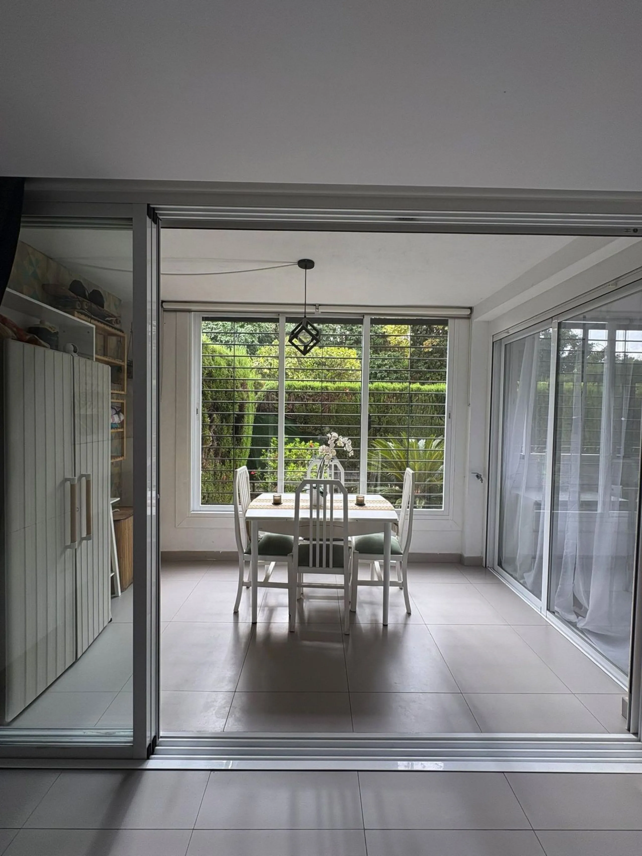 Bright, Renovated and Furnished Ground-Floor Flat in Prestigious Centre of Marbella – Wheelchair-Adapted with Sea Views and Low Community Fees!