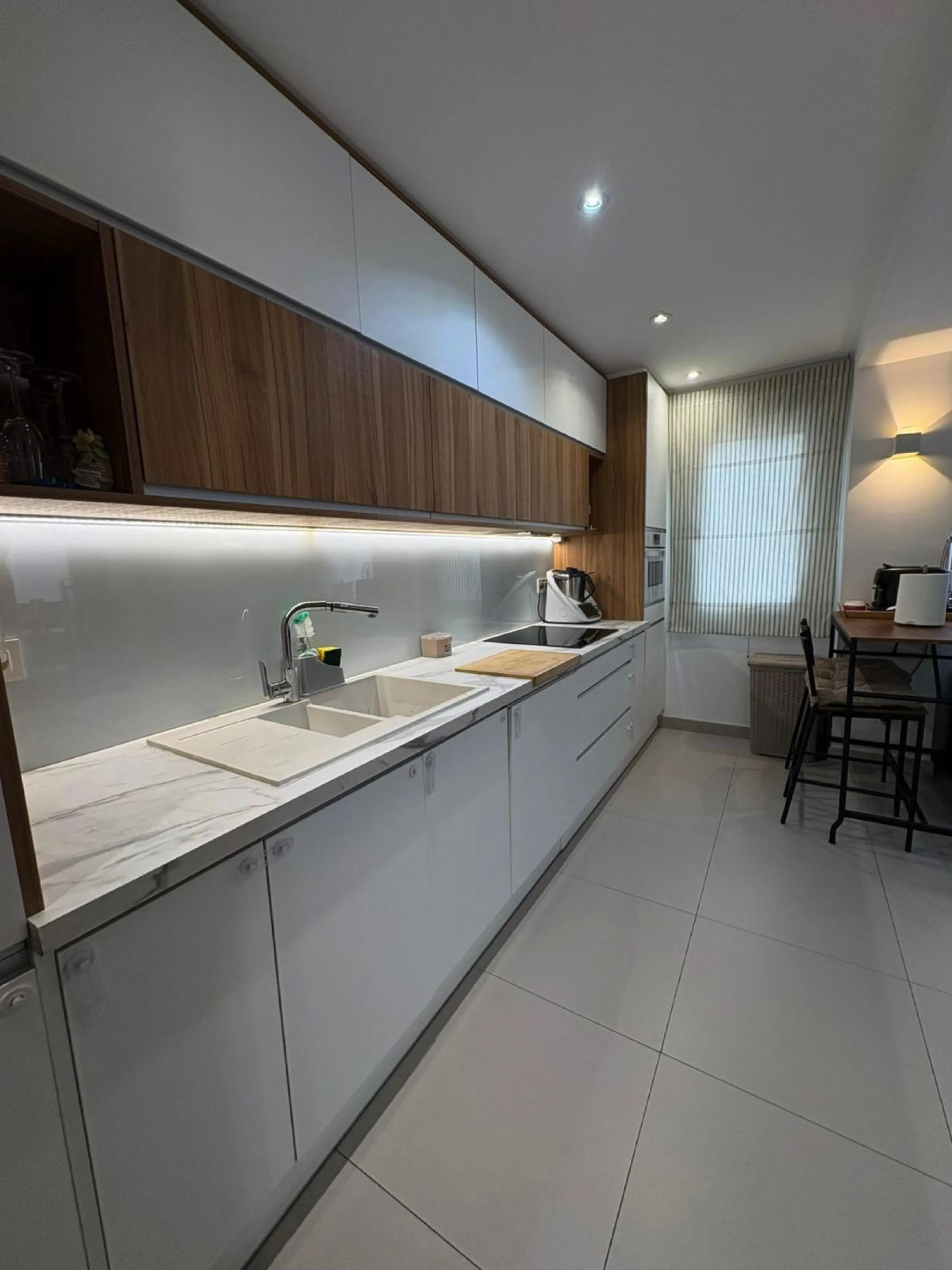 Bright, Renovated and Furnished Ground-Floor Flat in Prestigious Centre of Marbella – Wheelchair-Adapted with Sea Views and Low Community Fees!
