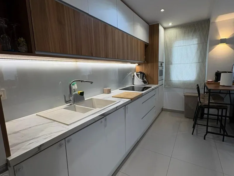 Bright, Renovated and Furnished Ground-Floor Flat in Prestigious Centre of Marbella – Wheelchair-Adapted with Sea Views and Low Community Fees!