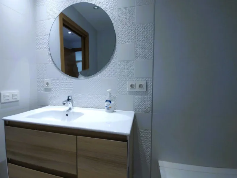 Bright, Renovated and Furnished Ground-Floor Flat in Prestigious Centre of Marbella – Wheelchair-Adapted with Sea Views and Low Community Fees!