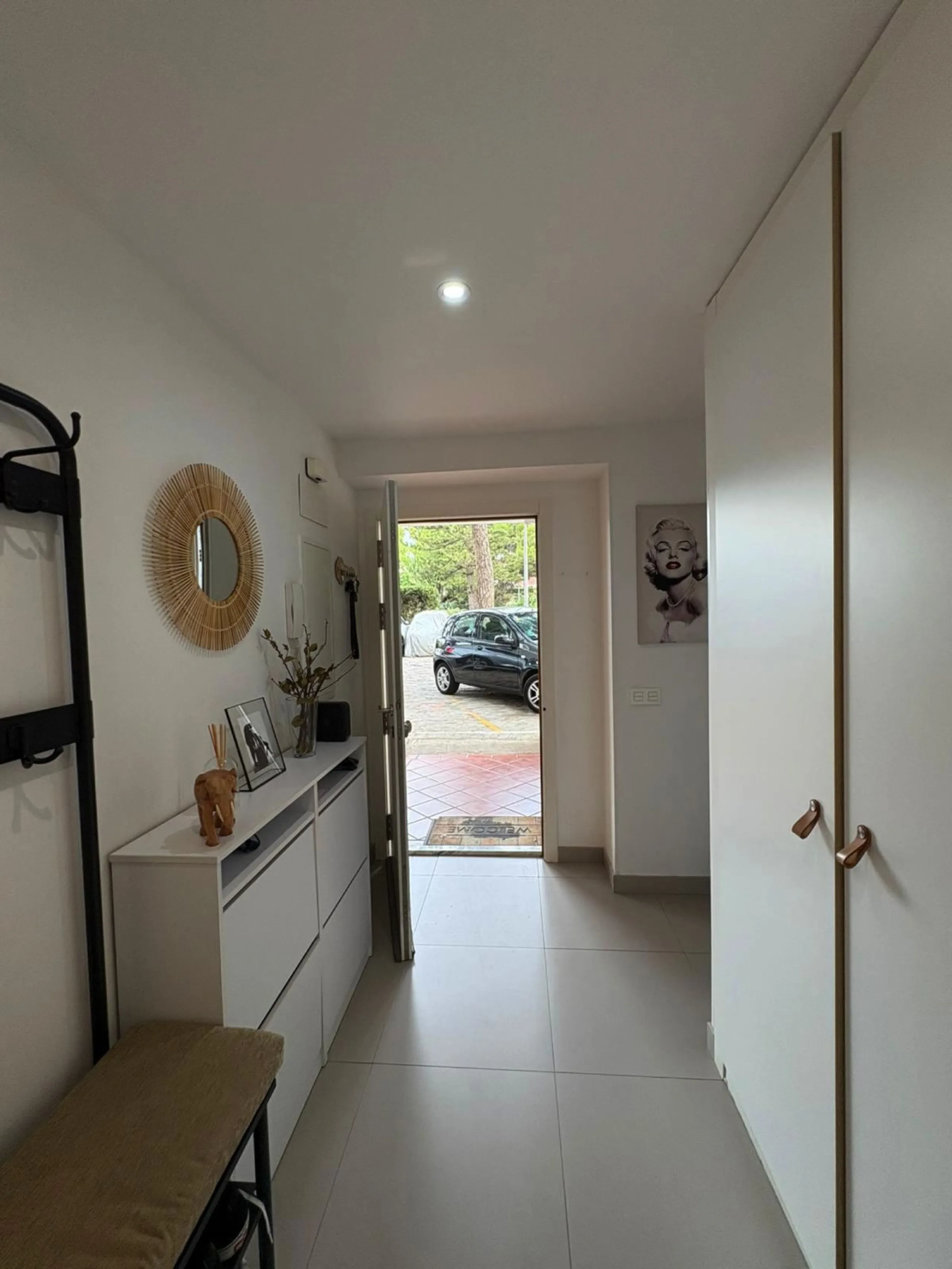 Bright, Renovated and Furnished Ground-Floor Flat in Prestigious Centre of Marbella – Wheelchair-Adapted with Sea Views and Low Community Fees!