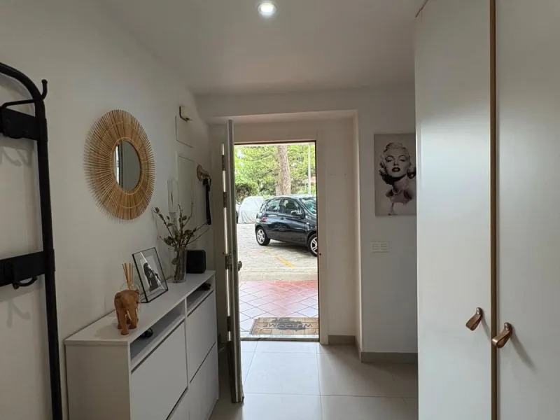 Bright, Renovated and Furnished Ground-Floor Flat in Prestigious Centre of Marbella – Wheelchair-Adapted with Sea Views and Low Community Fees!