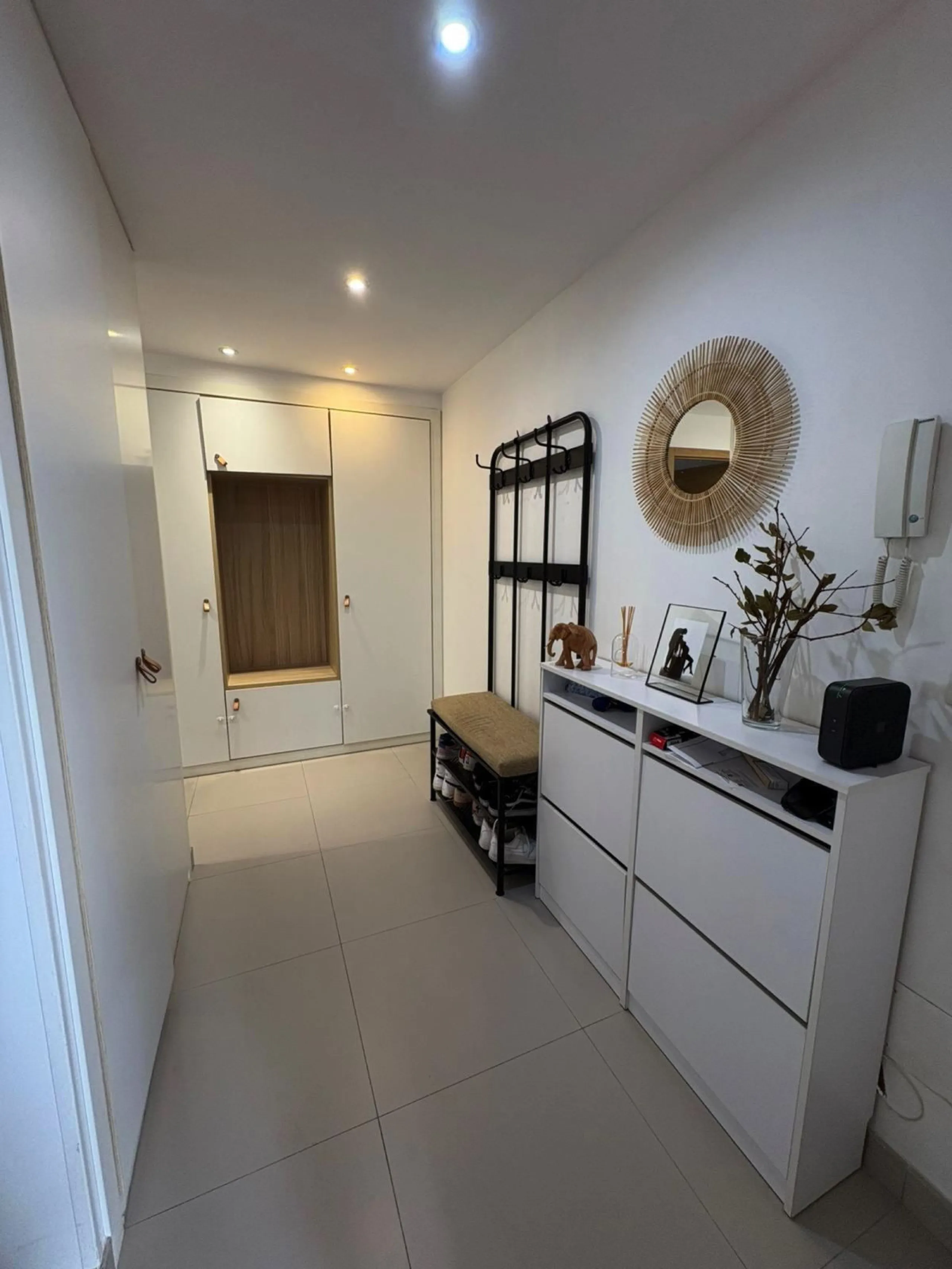 Bright, Renovated and Furnished Ground-Floor Flat in Prestigious Centre of Marbella – Wheelchair-Adapted with Sea Views and Low Community Fees!