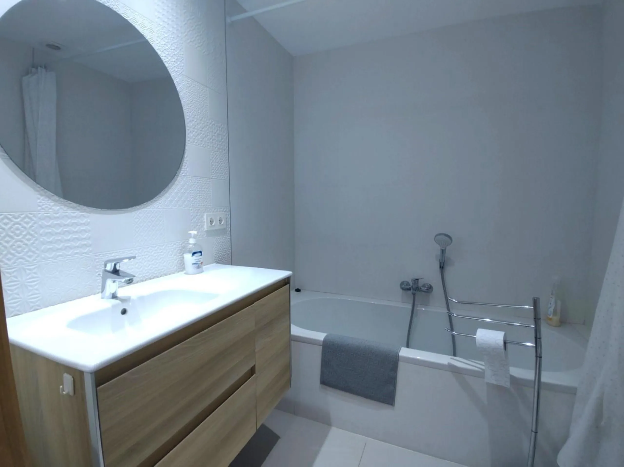 Bright, Renovated and Furnished Ground-Floor Flat in Prestigious Centre of Marbella – Wheelchair-Adapted with Sea Views and Low Community Fees!