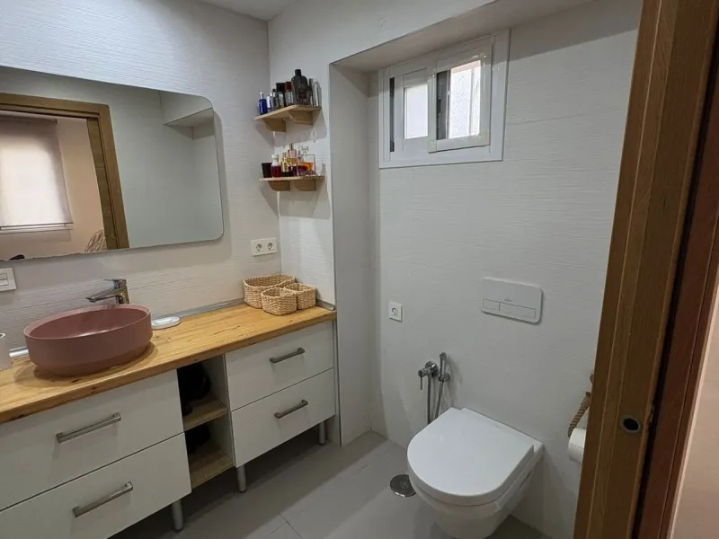 Bright, Renovated and Furnished Ground-Floor Flat in Prestigious Centre of Marbella – Wheelchair-Adapted with Sea Views and Low Community Fees!