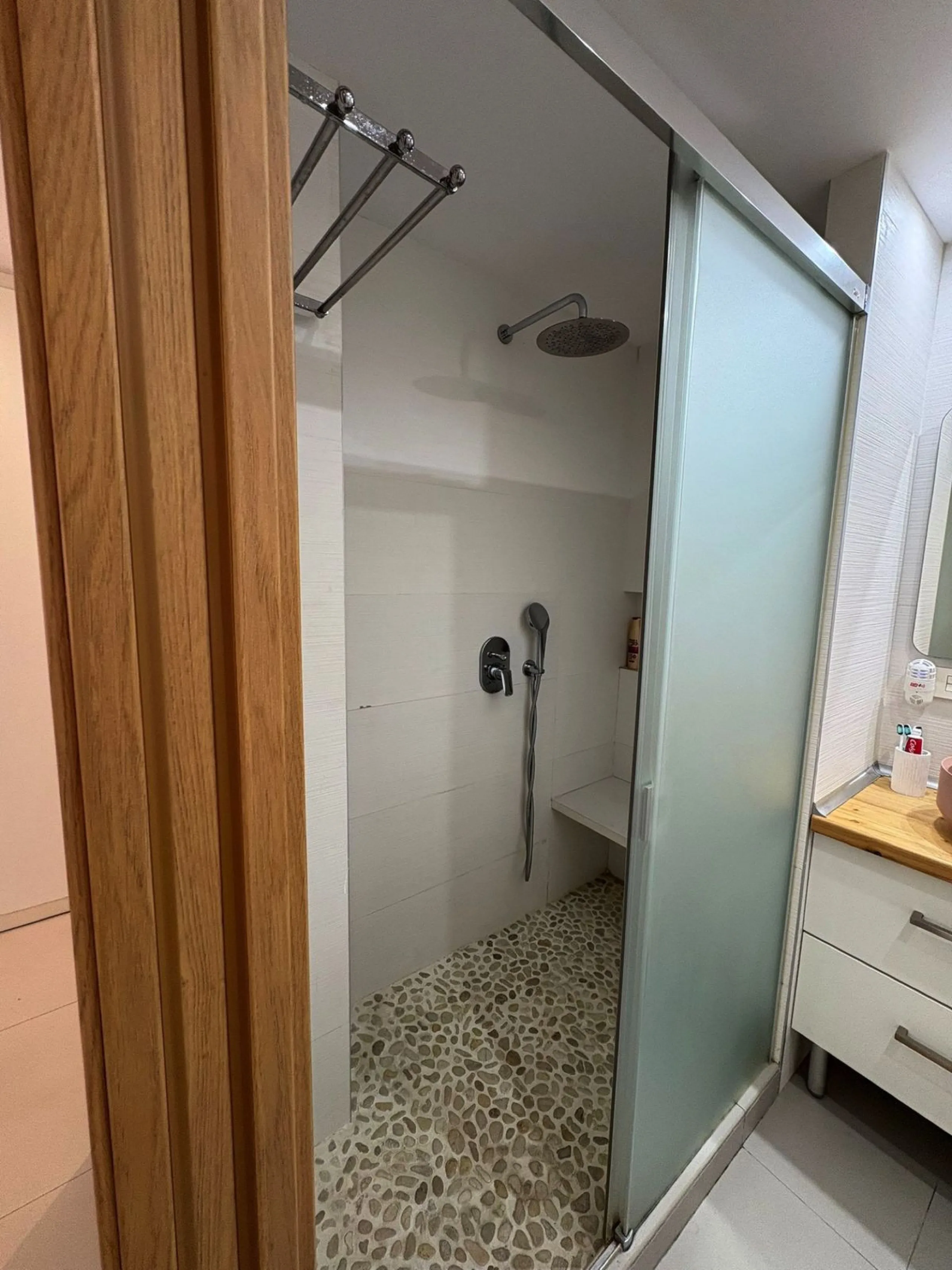 Bright, Renovated and Furnished Ground-Floor Flat in Prestigious Centre of Marbella – Wheelchair-Adapted with Sea Views and Low Community Fees!