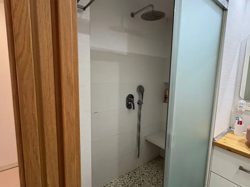 Bright, Renovated and Furnished Ground-Floor Flat in Prestigious Centre of Marbella – Wheelchair-Adapted with Sea Views and Low Community Fees!