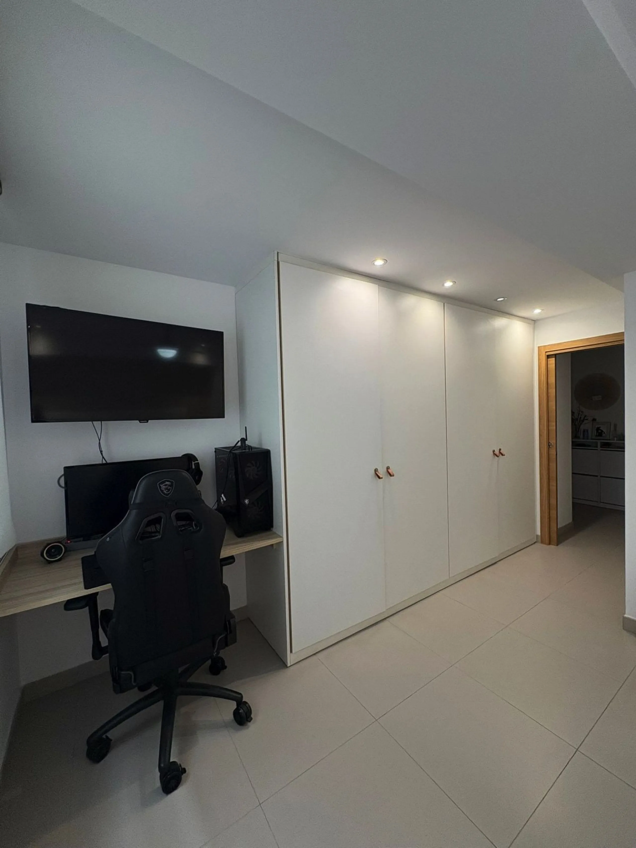 Bright, Renovated and Furnished Ground-Floor Flat in Prestigious Centre of Marbella – Wheelchair-Adapted with Sea Views and Low Community Fees!