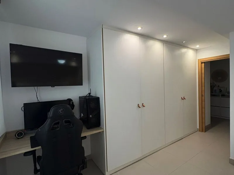 Bright, Renovated and Furnished Ground-Floor Flat in Prestigious Centre of Marbella – Wheelchair-Adapted with Sea Views and Low Community Fees!