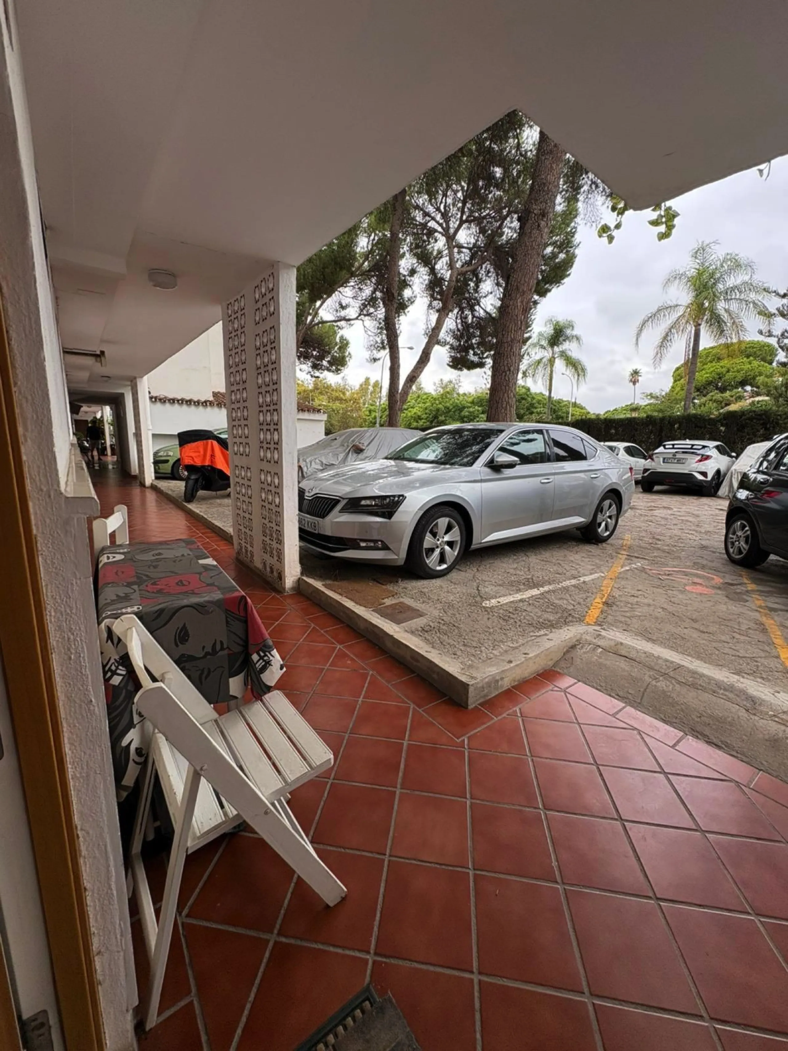 Bright, Renovated and Furnished Ground-Floor Flat in Prestigious Centre of Marbella – Wheelchair-Adapted with Sea Views and Low Community Fees!