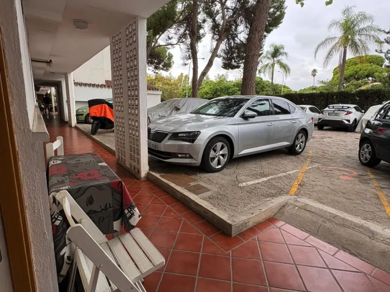 Bright, Renovated and Furnished Ground-Floor Flat in Prestigious Centre of Marbella – Wheelchair-Adapted with Sea Views and Low Community Fees!