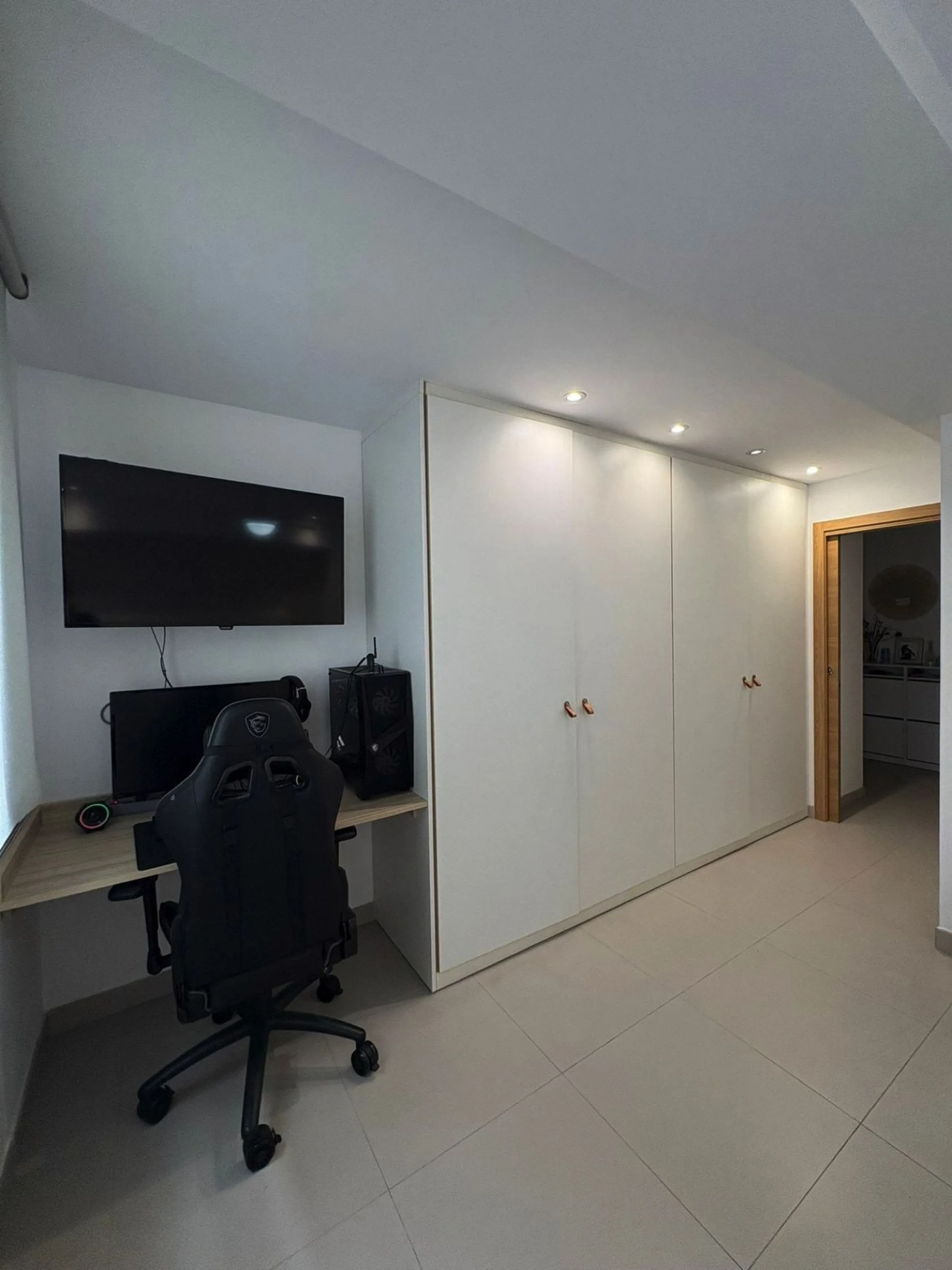 Bright, Renovated and Furnished Ground-Floor Flat in Prestigious Centre of Marbella – Wheelchair-Adapted with Sea Views and Low Community Fees!