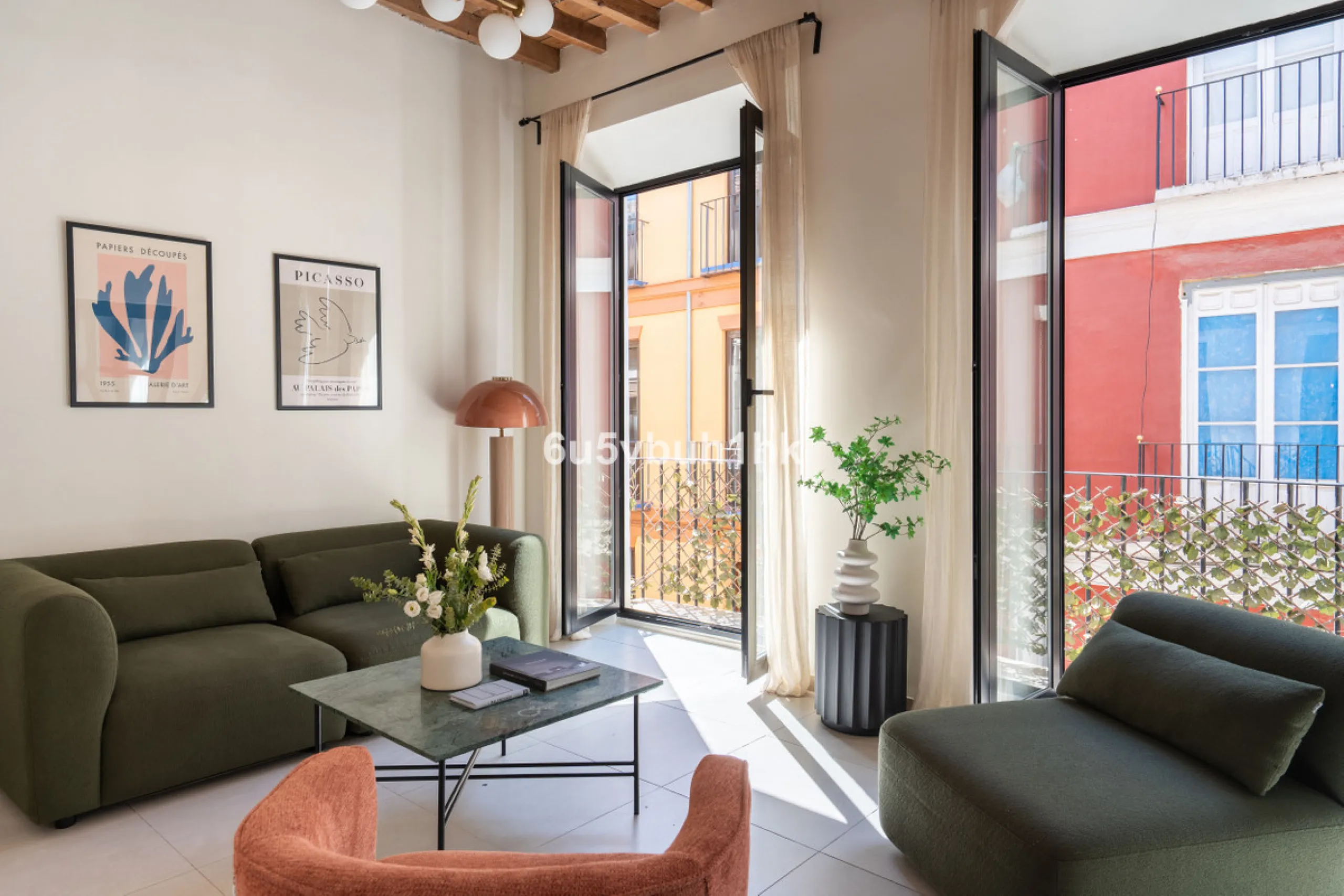 Imagine living in Málaga's historic center, on a wide and quiet street just a stone's throw from Calle Carretería. This apartment has something rare—a feeling of space, privacy, and uplifting light that fills every room. Step out onto any of the three sun