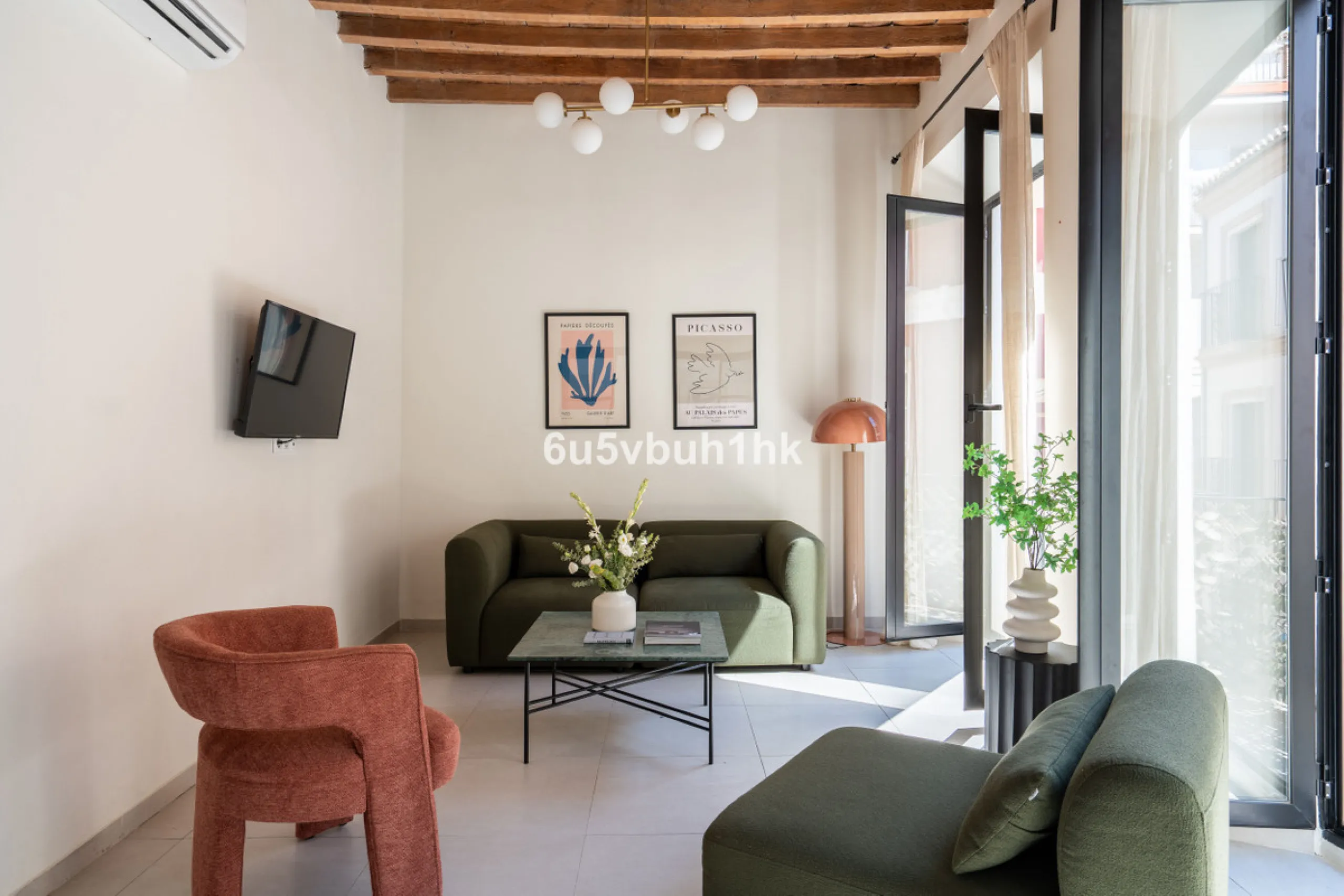 Imagine living in Málaga's historic center, on a wide and quiet street just a stone's throw from Calle Carretería. This apartment has something rare—a feeling of space, privacy, and uplifting light that fills every room. Step out onto any of the three sun