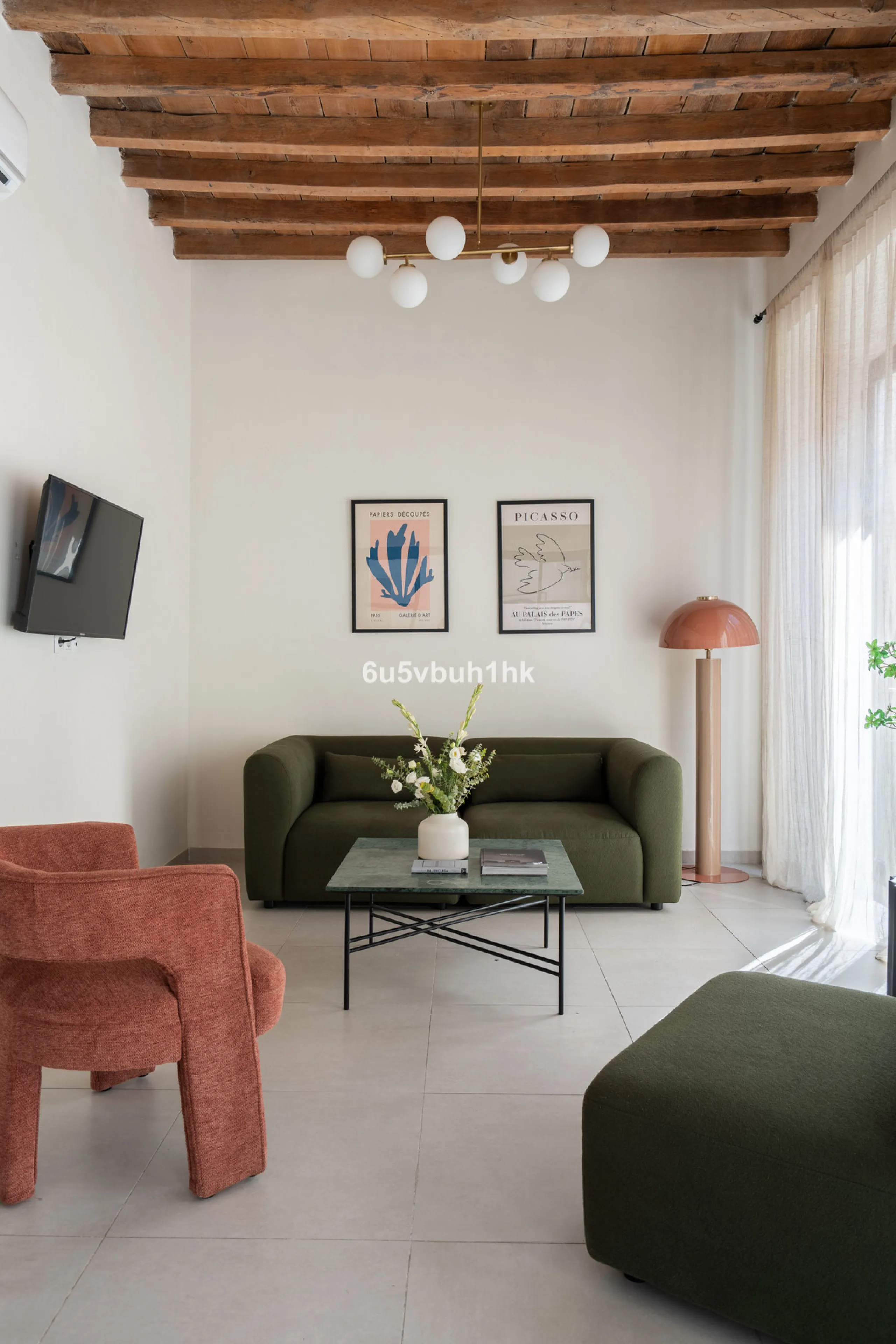 Imagine living in Málaga's historic center, on a wide and quiet street just a stone's throw from Calle Carretería. This apartment has something rare—a feeling of space, privacy, and uplifting light that fills every room. Step out onto any of the three sun