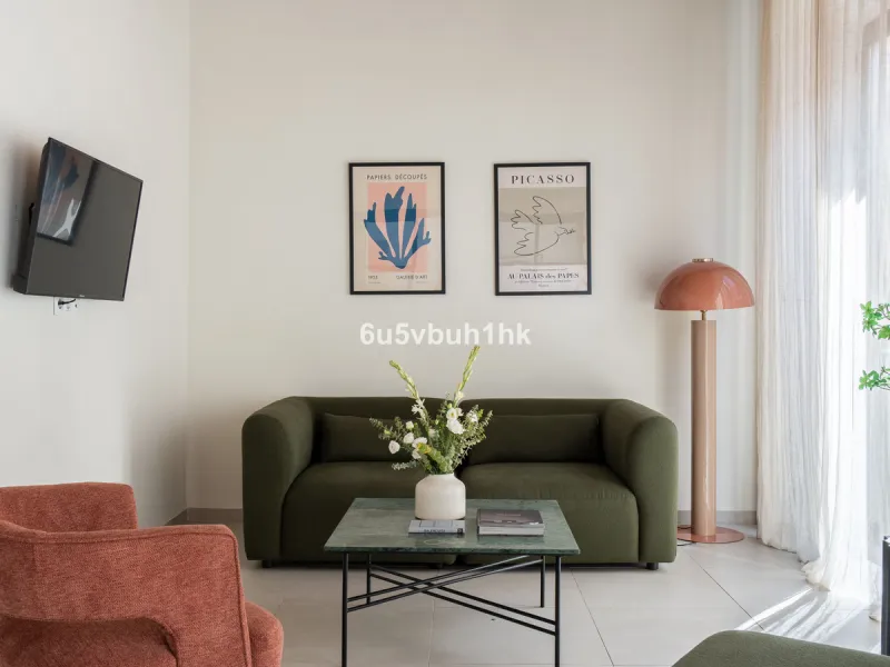 Imagine living in Málaga's historic center, on a wide and quiet street just a stone's throw from Calle Carretería. This apartment has something rare—a feeling of space, privacy, and uplifting light that fills every room. Step out onto any of the three sun