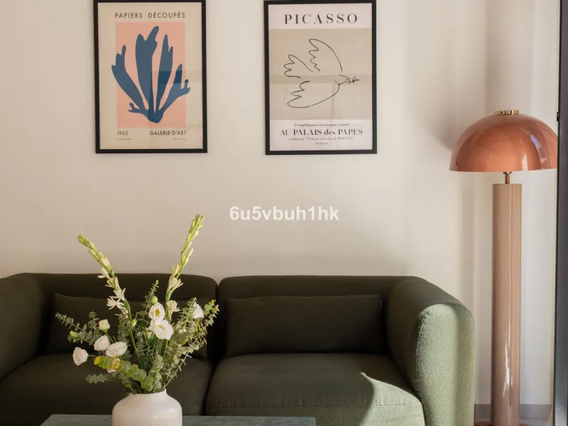 Imagine living in Málaga's historic center, on a wide and quiet street just a stone's throw from Calle Carretería. This apartment has something rare—a feeling of space, privacy, and uplifting light that fills every room. Step out onto any of the three sun