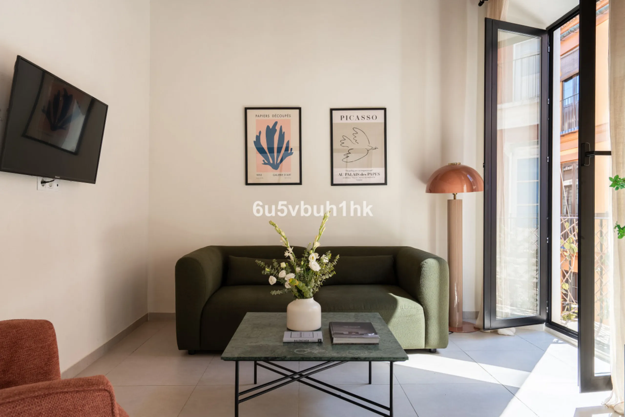 Imagine living in Málaga's historic center, on a wide and quiet street just a stone's throw from Calle Carretería. This apartment has something rare—a feeling of space, privacy, and uplifting light that fills every room. Step out onto any of the three sun