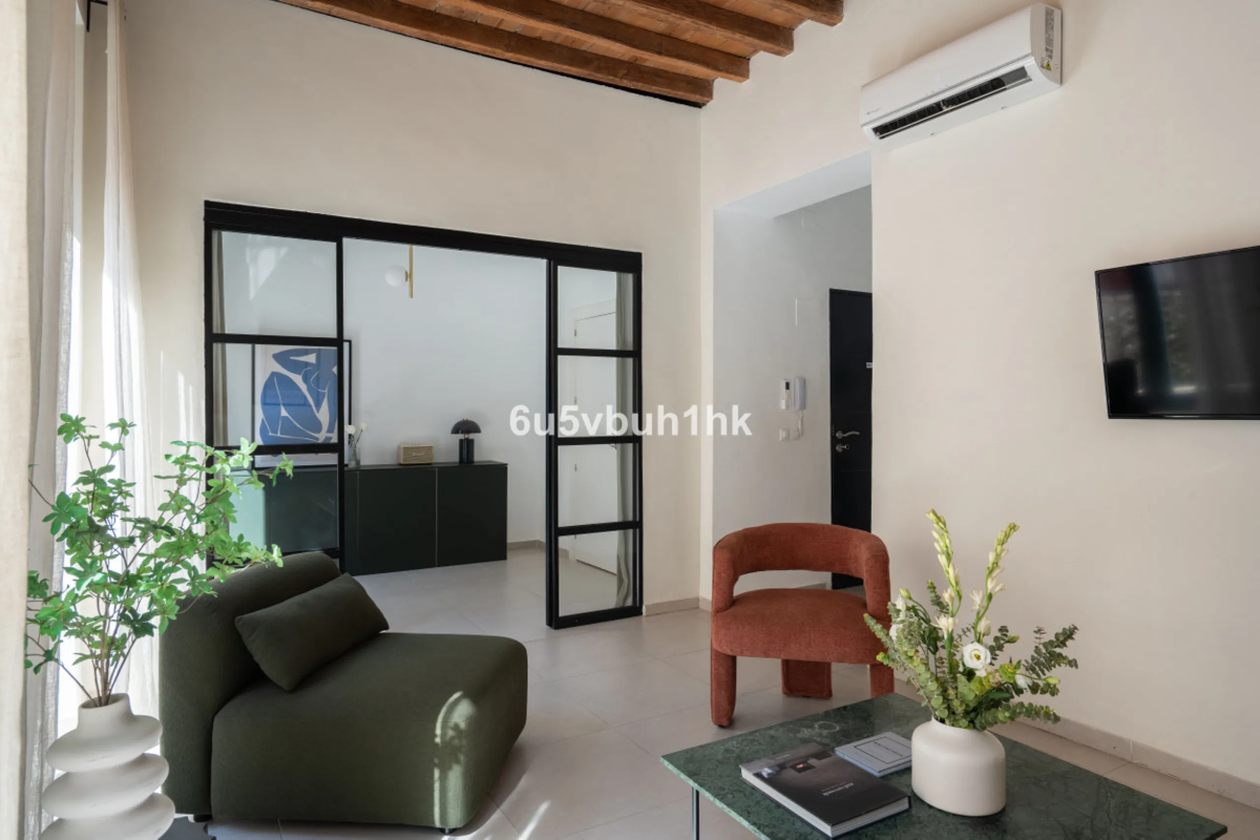 Imagine living in Málaga's historic center, on a wide and quiet street just a stone's throw from Calle Carretería. This apartment has something rare—a feeling of space, privacy, and uplifting light that fills every room. Step out onto any of the three sun