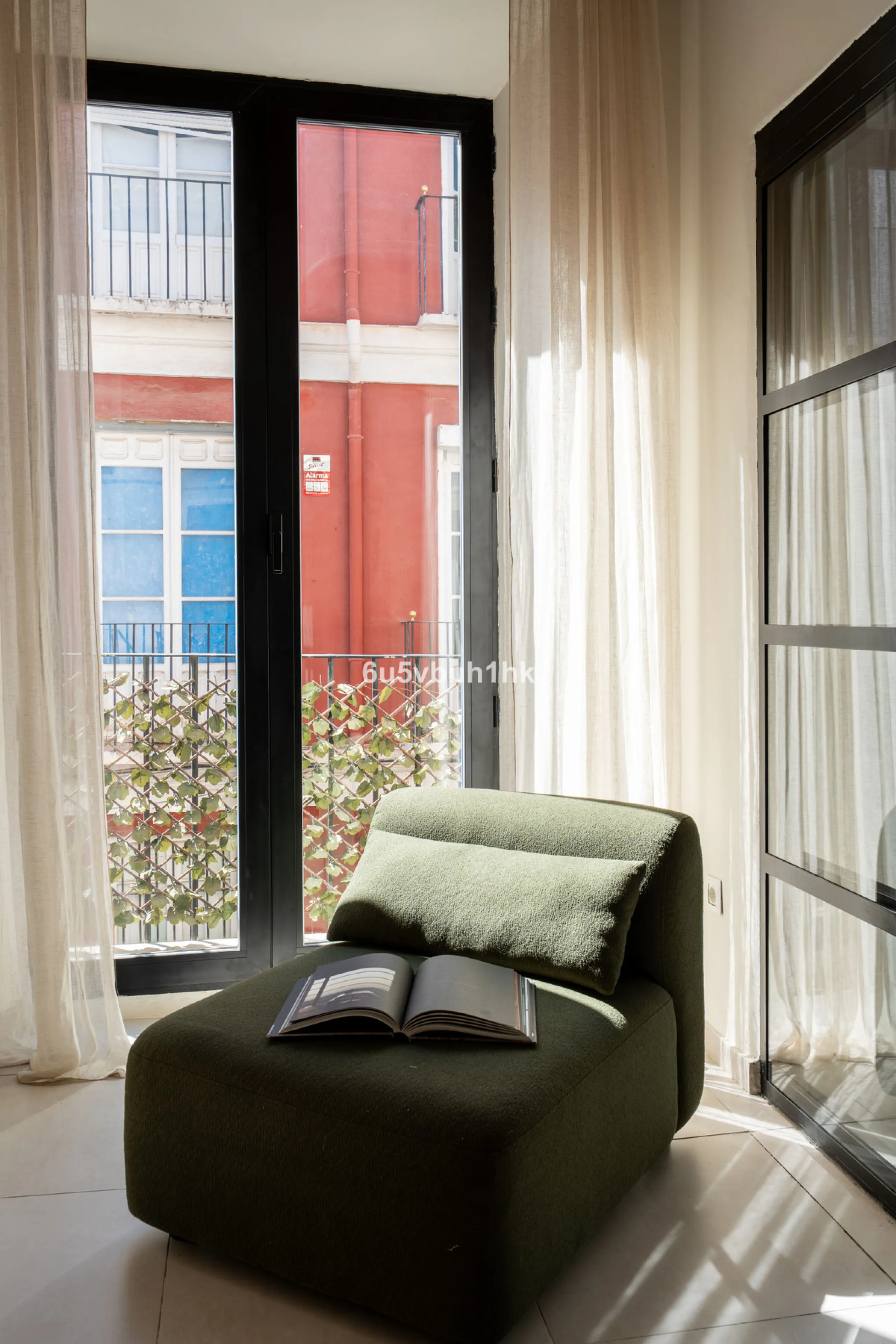 Imagine living in Málaga's historic center, on a wide and quiet street just a stone's throw from Calle Carretería. This apartment has something rare—a feeling of space, privacy, and uplifting light that fills every room. Step out onto any of the three sun