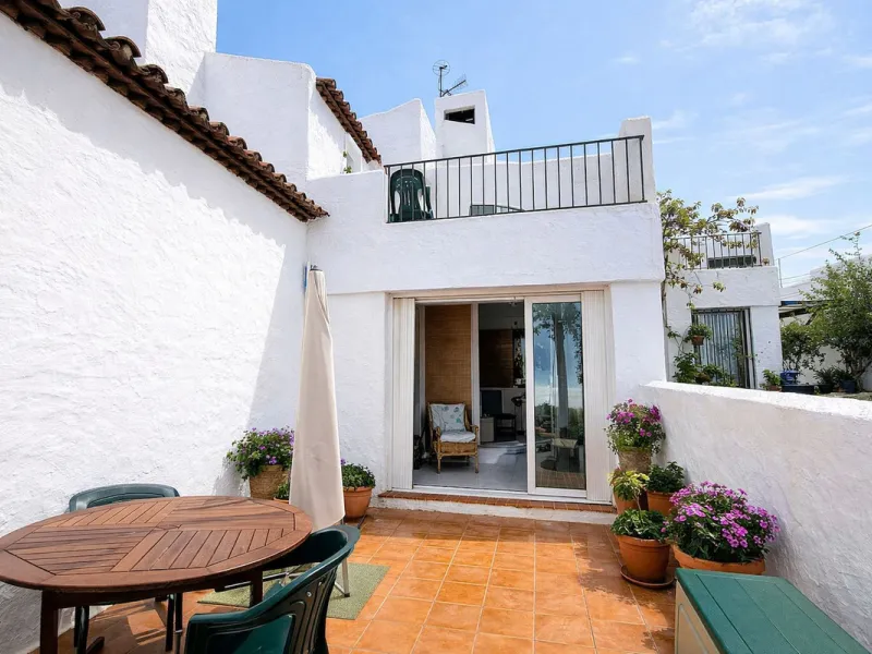 House - Townhouse в продаже в Casares, Málaga. В доме 1 спален и 1 ванных комнат. Площадь дома 82 м². Площадь участка 181 м²