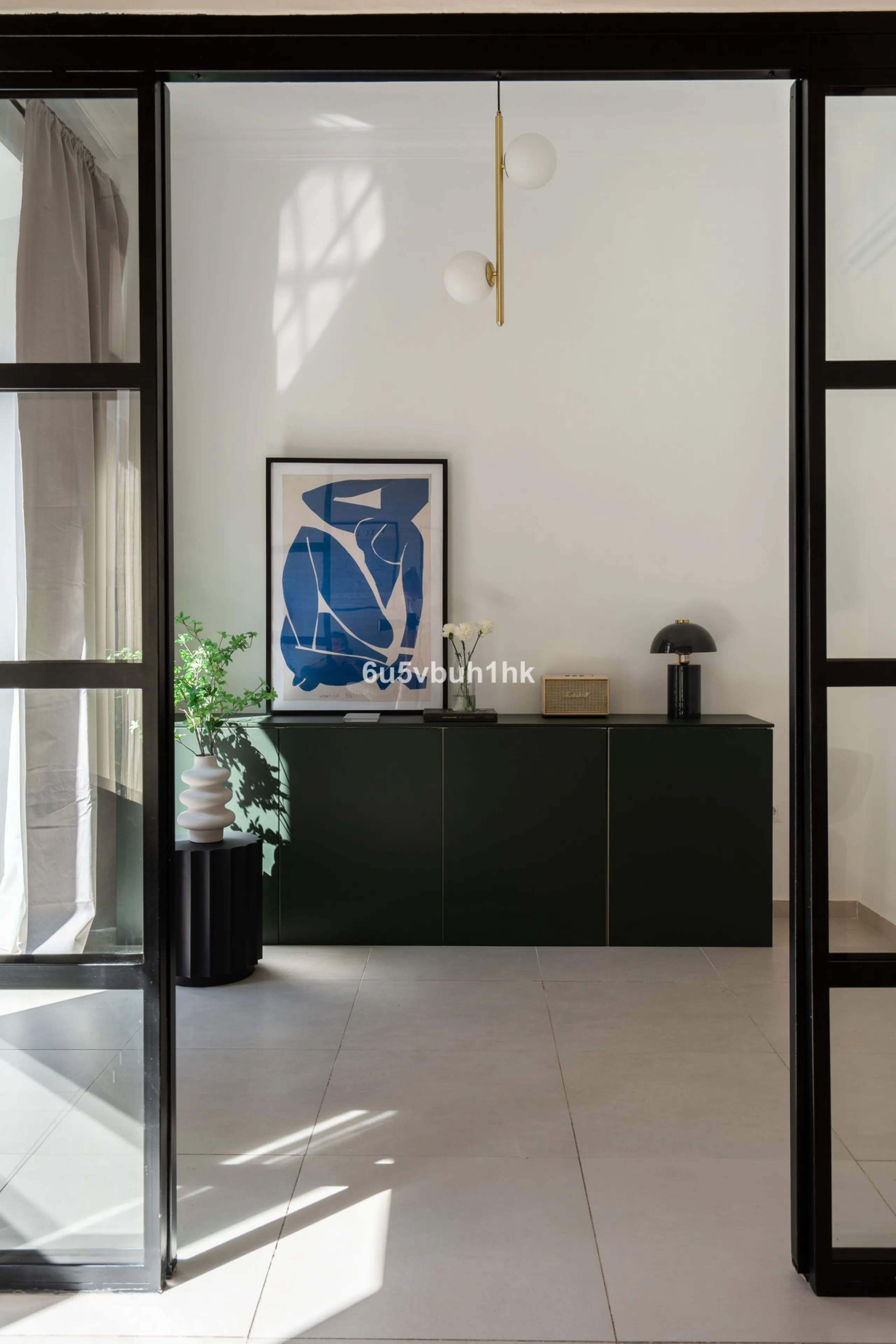 Imagine living in Málaga's historic center, on a wide and quiet street just a stone's throw from Calle Carretería. This apartment has something rare—a feeling of space, privacy, and uplifting light that fills every room. Step out onto any of the three sun