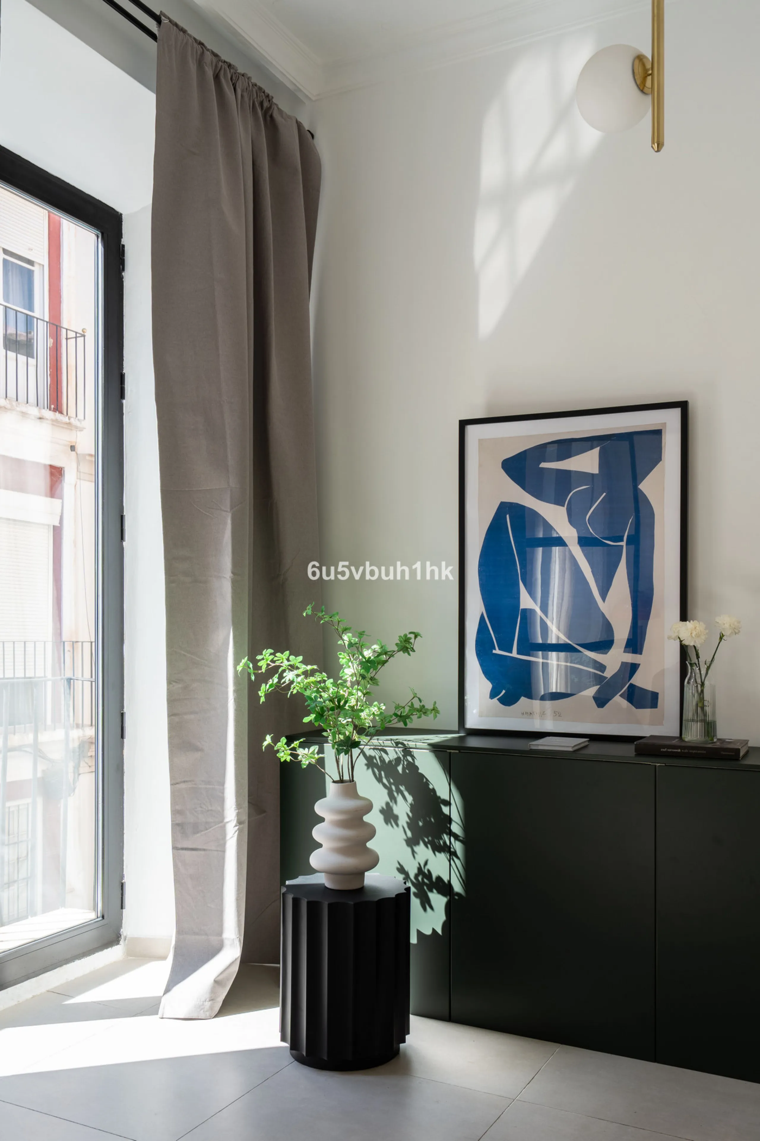 Imagine living in Málaga's historic center, on a wide and quiet street just a stone's throw from Calle Carretería. This apartment has something rare—a feeling of space, privacy, and uplifting light that fills every room. Step out onto any of the three sun