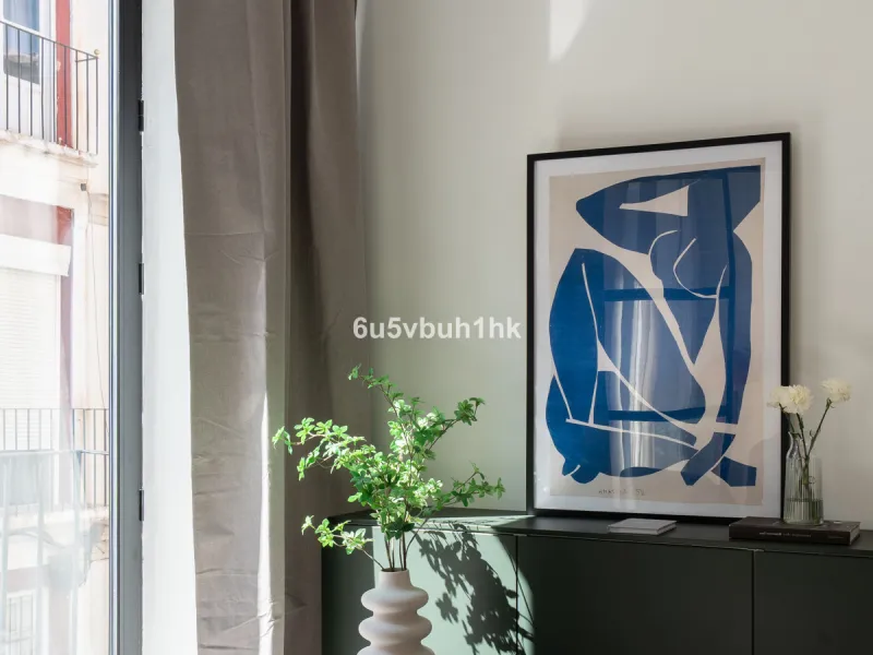 Imagine living in Málaga's historic center, on a wide and quiet street just a stone's throw from Calle Carretería. This apartment has something rare—a feeling of space, privacy, and uplifting light that fills every room. Step out onto any of the three sun