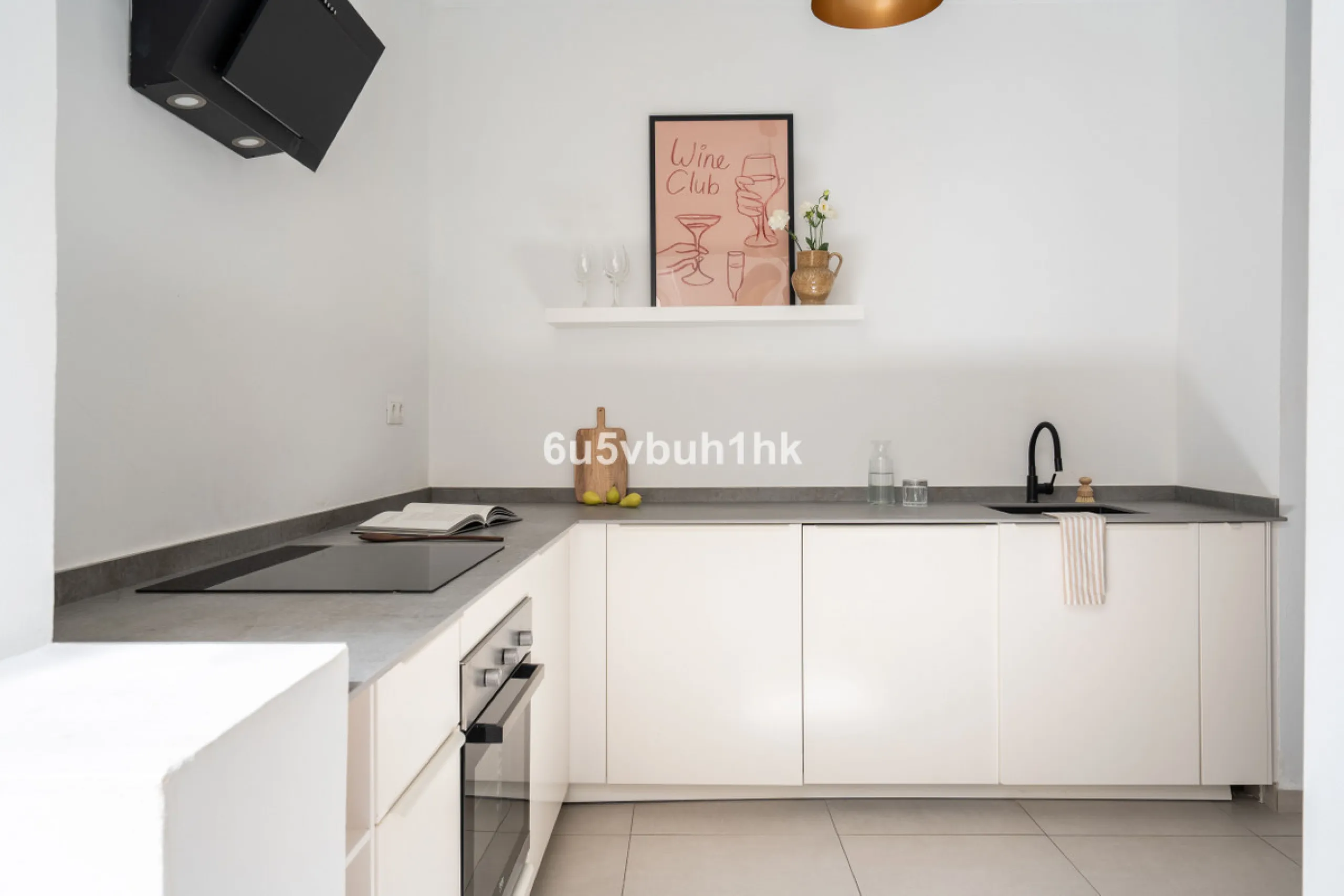 Imagine living in Málaga's historic center, on a wide and quiet street just a stone's throw from Calle Carretería. This apartment has something rare—a feeling of space, privacy, and uplifting light that fills every room. Step out onto any of the three sun