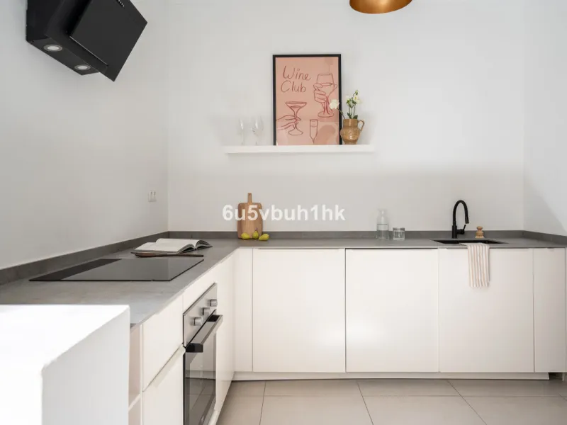 Imagine living in Málaga's historic center, on a wide and quiet street just a stone's throw from Calle Carretería. This apartment has something rare—a feeling of space, privacy, and uplifting light that fills every room. Step out onto any of the three sun