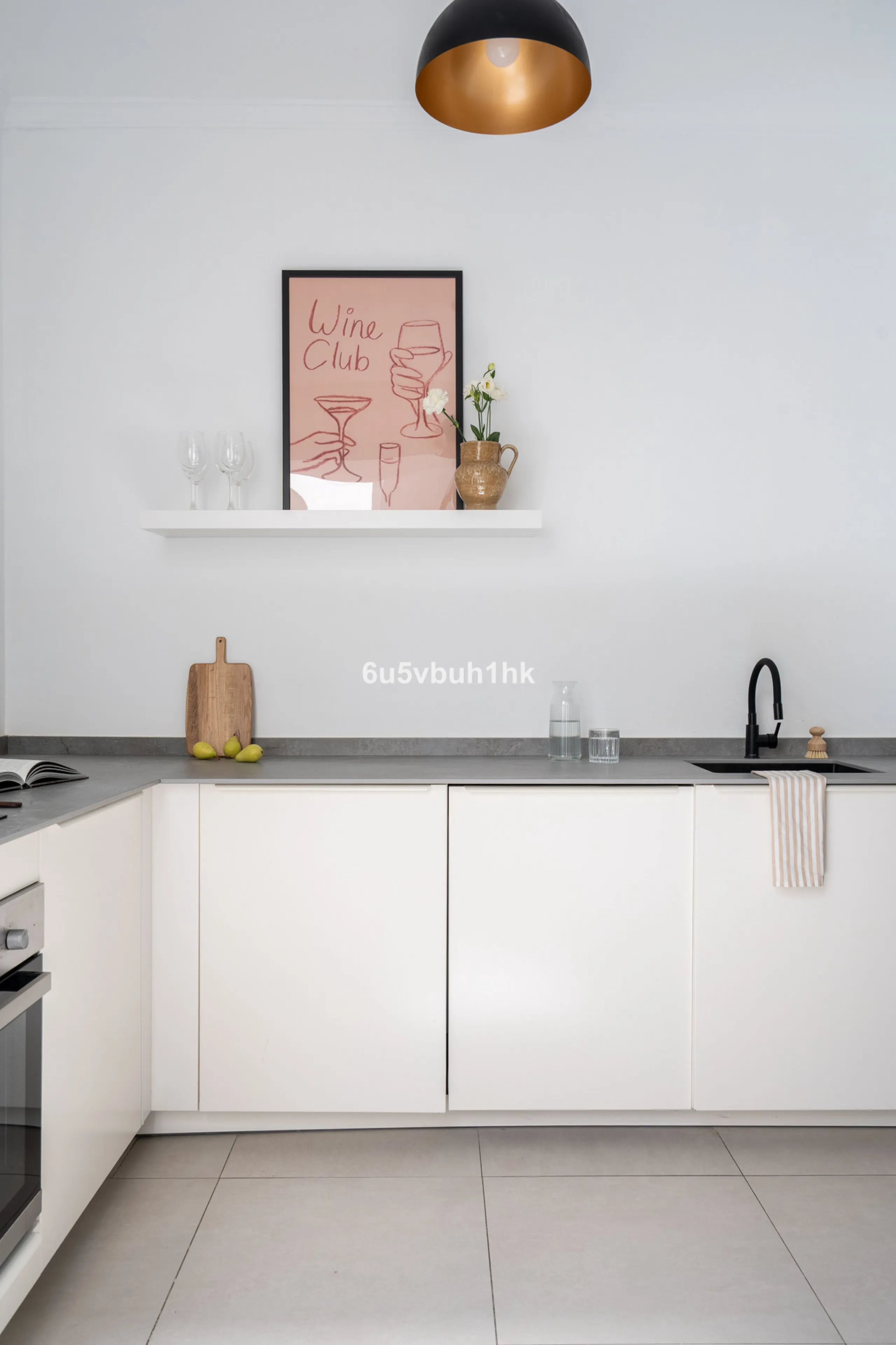 Imagine living in Málaga's historic center, on a wide and quiet street just a stone's throw from Calle Carretería. This apartment has something rare—a feeling of space, privacy, and uplifting light that fills every room. Step out onto any of the three sun