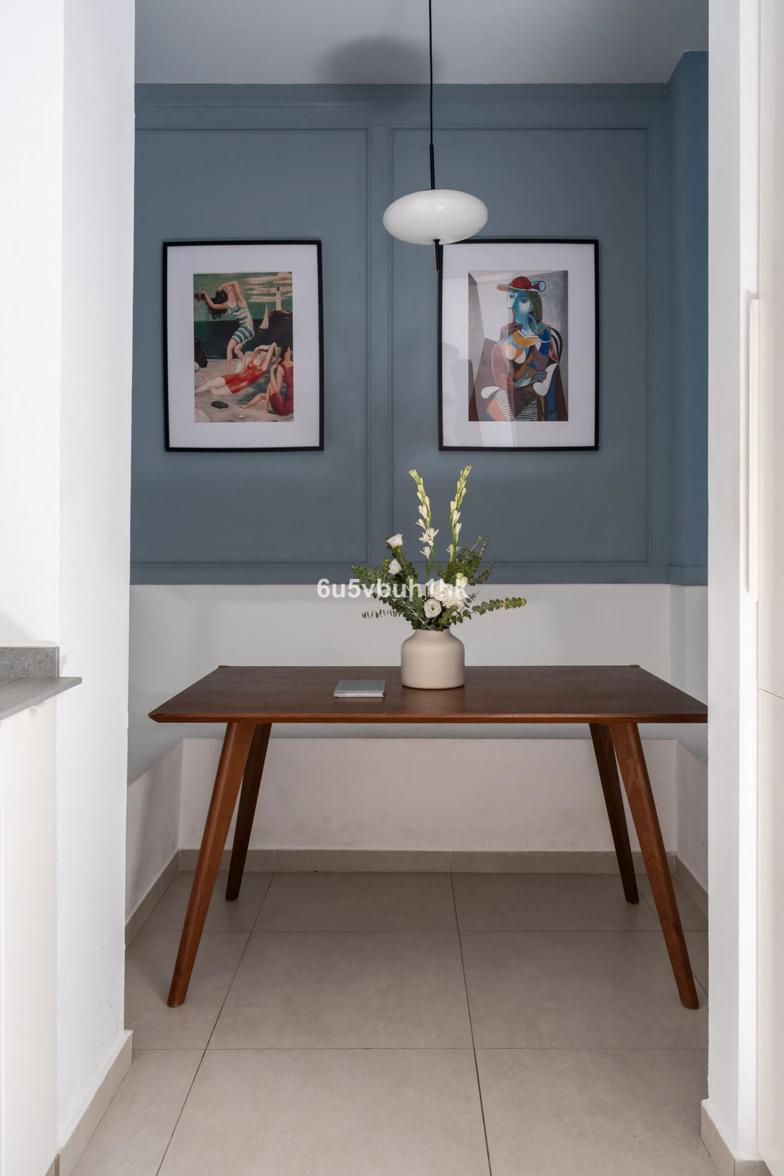 Imagine living in Málaga's historic center, on a wide and quiet street just a stone's throw from Calle Carretería. This apartment has something rare—a feeling of space, privacy, and uplifting light that fills every room. Step out onto any of the three sun