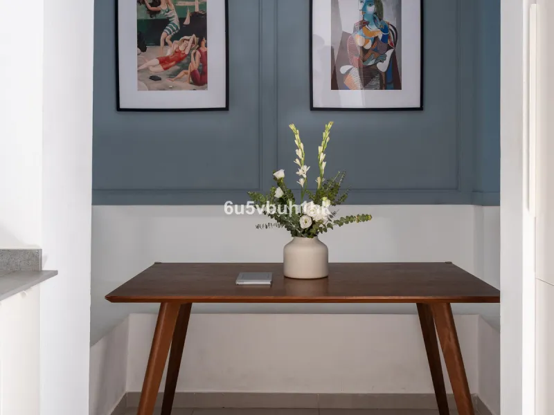 Imagine living in Málaga's historic center, on a wide and quiet street just a stone's throw from Calle Carretería. This apartment has something rare—a feeling of space, privacy, and uplifting light that fills every room. Step out onto any of the three sun