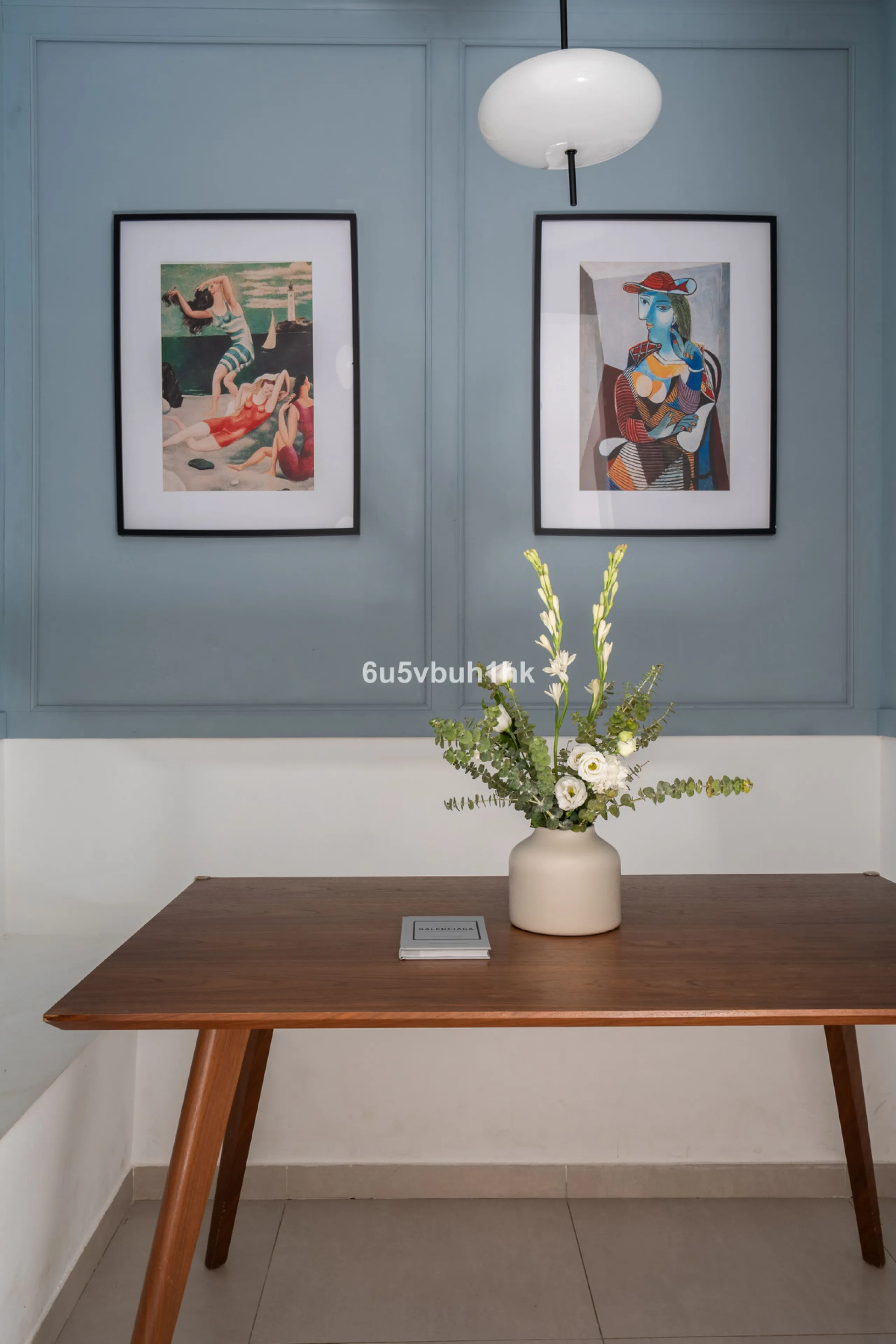 Imagine living in Málaga's historic center, on a wide and quiet street just a stone's throw from Calle Carretería. This apartment has something rare—a feeling of space, privacy, and uplifting light that fills every room. Step out onto any of the three sun