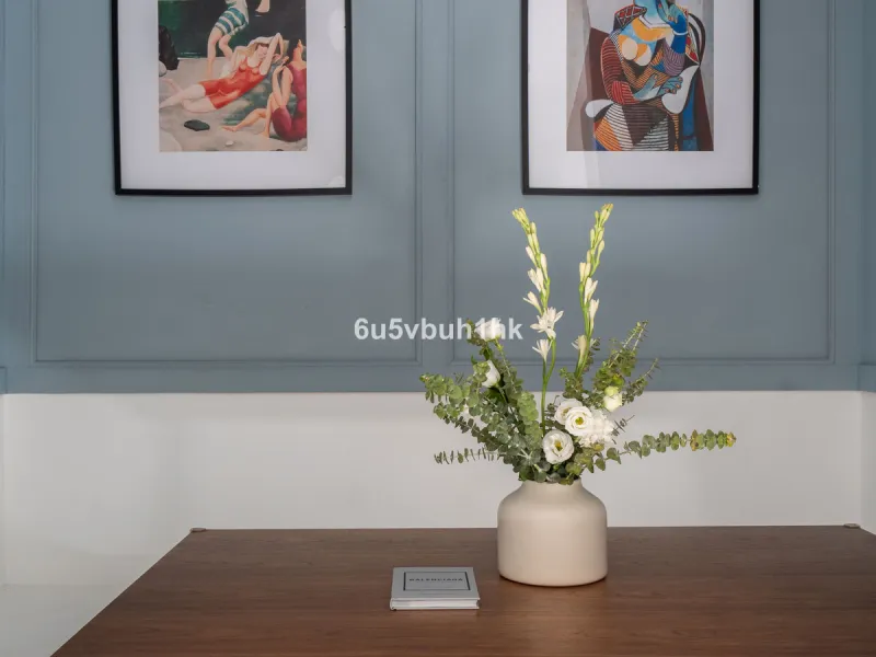 Imagine living in Málaga's historic center, on a wide and quiet street just a stone's throw from Calle Carretería. This apartment has something rare—a feeling of space, privacy, and uplifting light that fills every room. Step out onto any of the three sun
