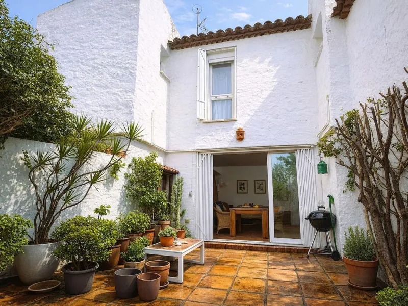 House - Townhouse в продаже в Casares, Málaga. В доме 1 спален и 1 ванных комнат. Площадь дома 82 м². Площадь участка 181 м²