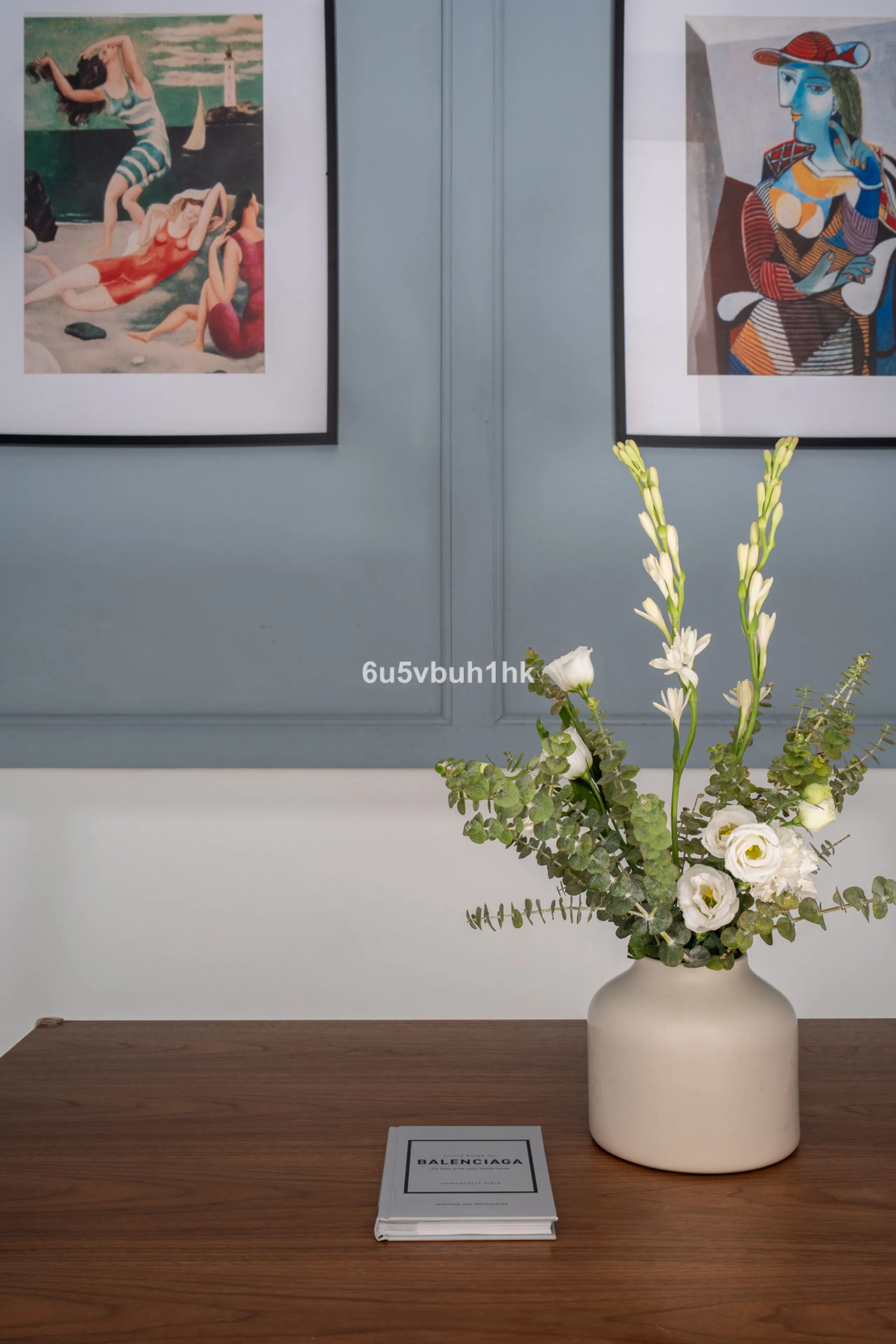 Imagine living in Málaga's historic center, on a wide and quiet street just a stone's throw from Calle Carretería. This apartment has something rare—a feeling of space, privacy, and uplifting light that fills every room. Step out onto any of the three sun