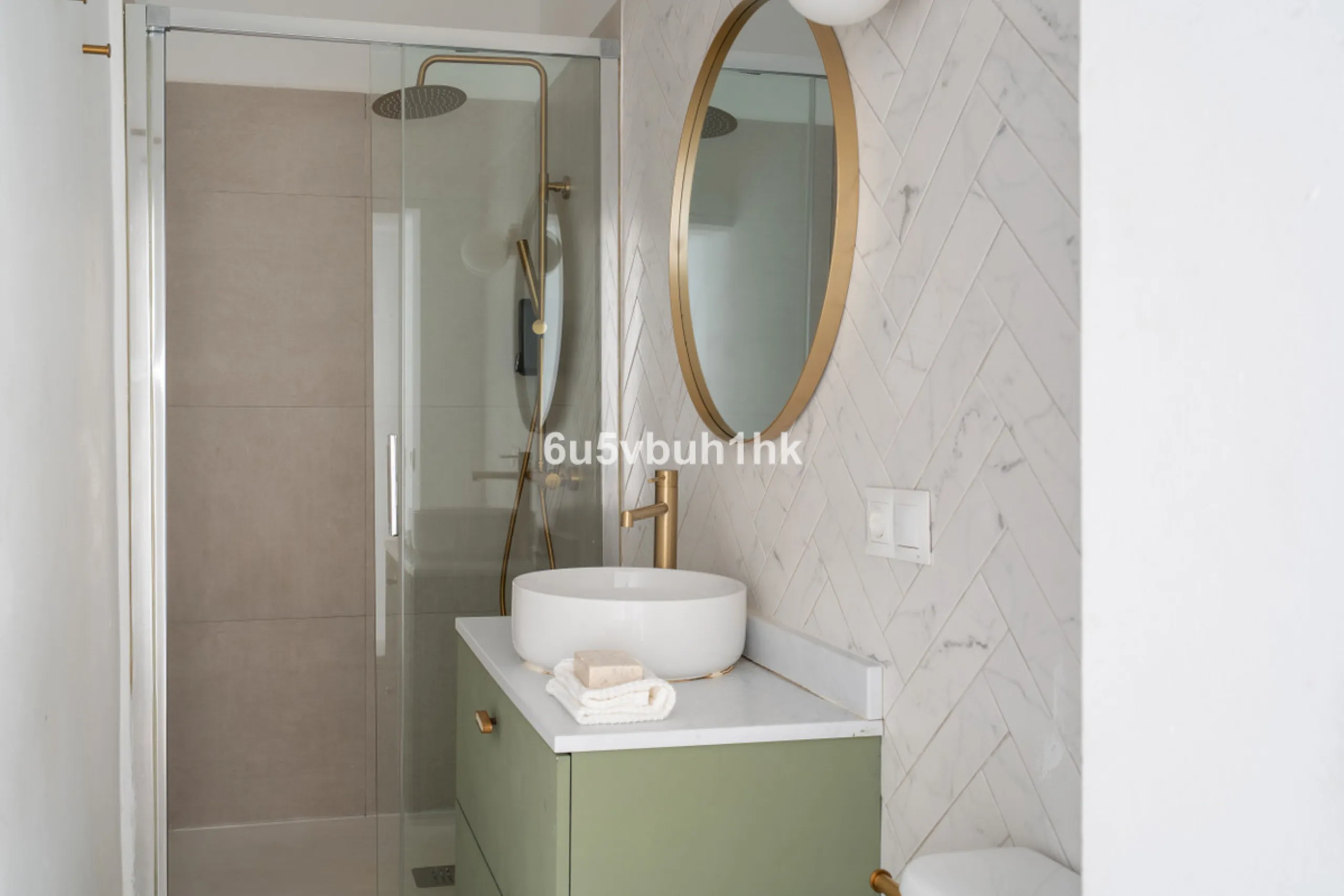 Imagine living in Málaga's historic center, on a wide and quiet street just a stone's throw from Calle Carretería. This apartment has something rare—a feeling of space, privacy, and uplifting light that fills every room. Step out onto any of the three sun