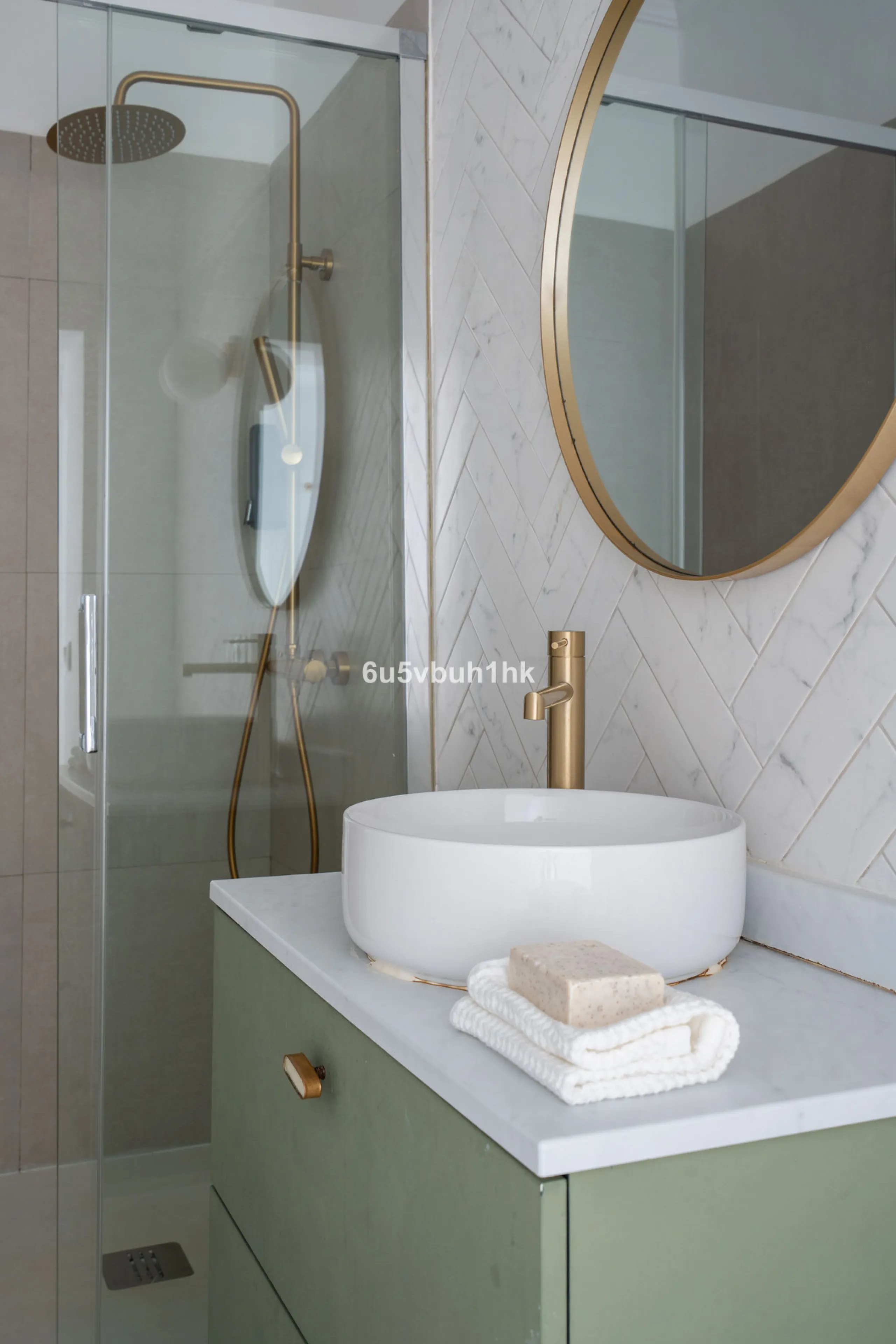 Imagine living in Málaga's historic center, on a wide and quiet street just a stone's throw from Calle Carretería. This apartment has something rare—a feeling of space, privacy, and uplifting light that fills every room. Step out onto any of the three sun