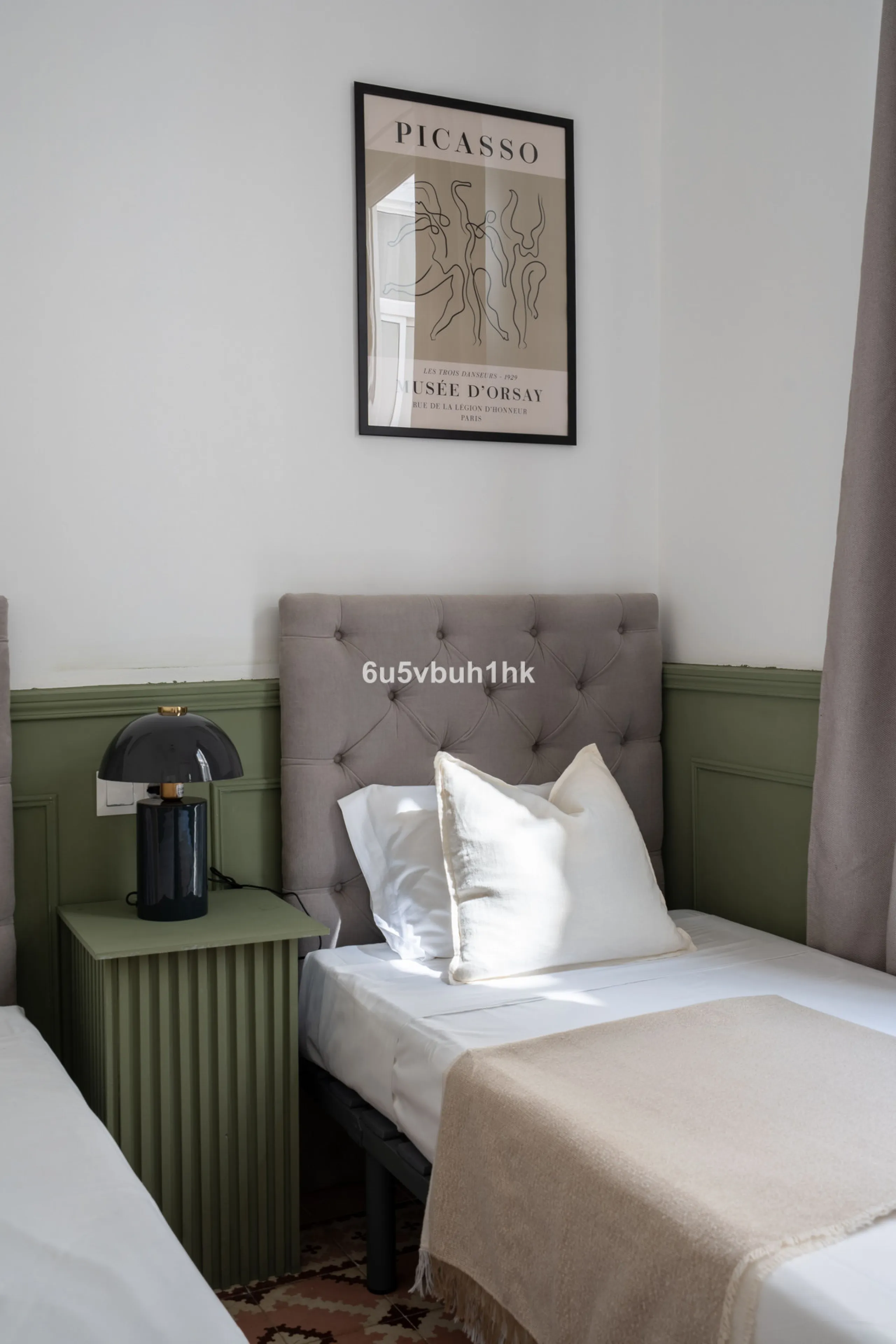 Imagine living in Málaga's historic center, on a wide and quiet street just a stone's throw from Calle Carretería. This apartment has something rare—a feeling of space, privacy, and uplifting light that fills every room. Step out onto any of the three sun