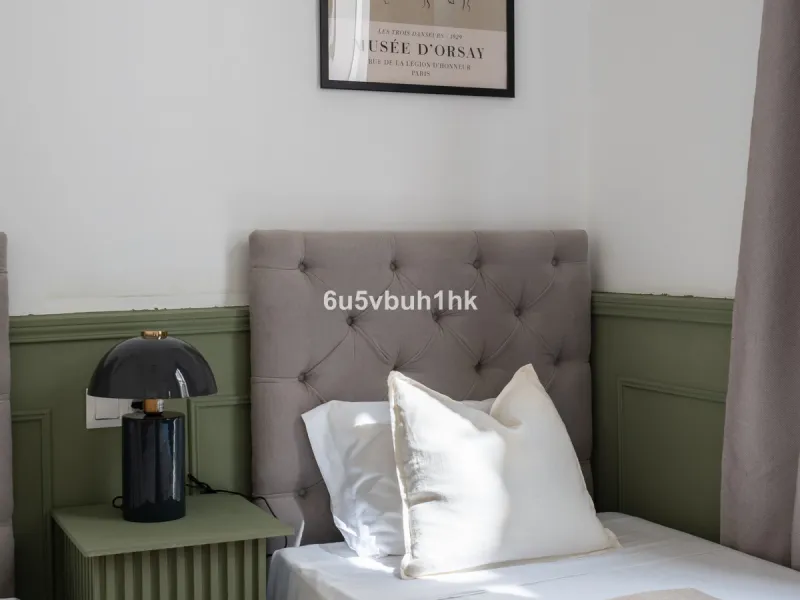 Imagine living in Málaga's historic center, on a wide and quiet street just a stone's throw from Calle Carretería. This apartment has something rare—a feeling of space, privacy, and uplifting light that fills every room. Step out onto any of the three sun