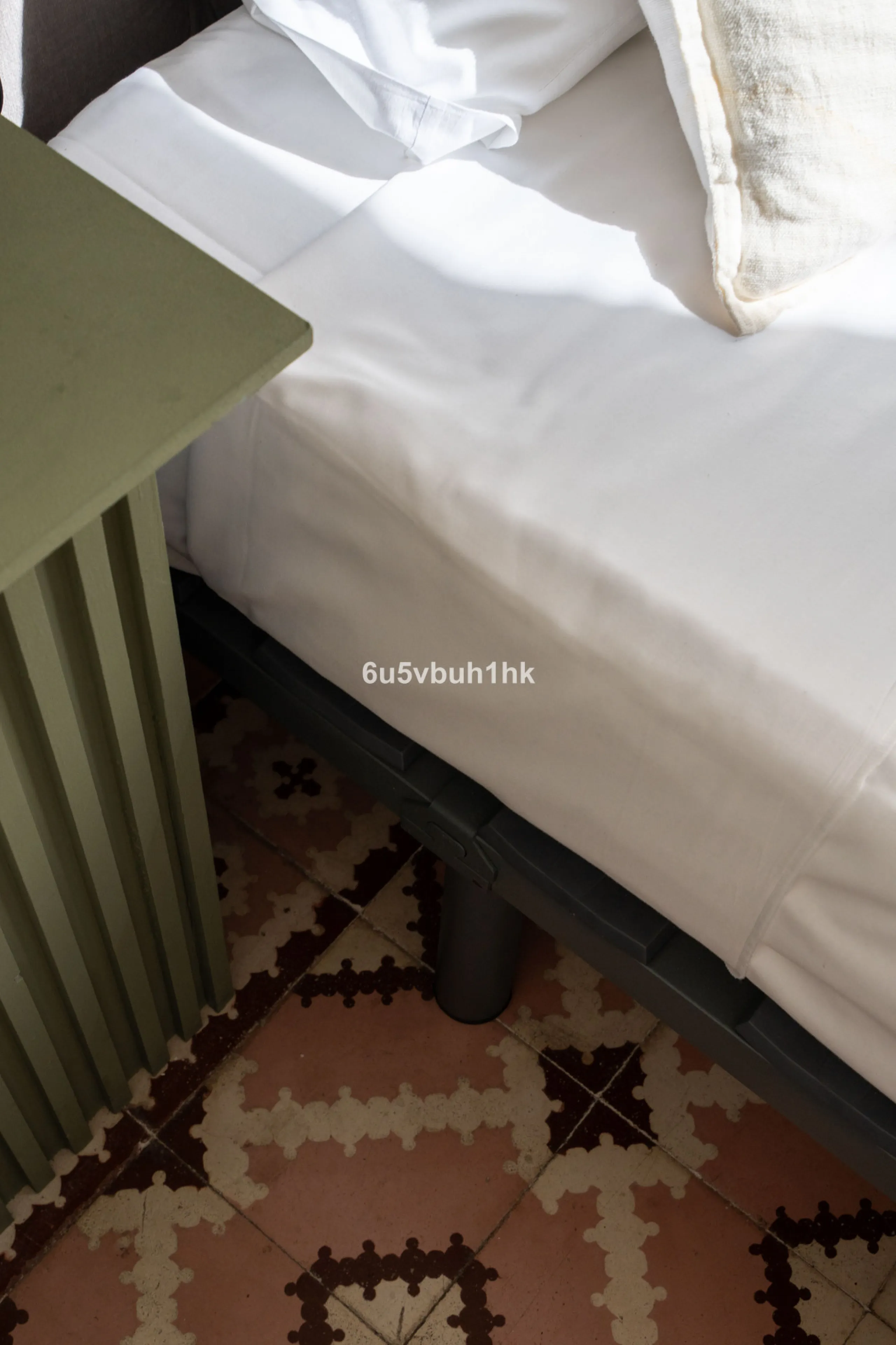 Imagine living in Málaga's historic center, on a wide and quiet street just a stone's throw from Calle Carretería. This apartment has something rare—a feeling of space, privacy, and uplifting light that fills every room. Step out onto any of the three sun