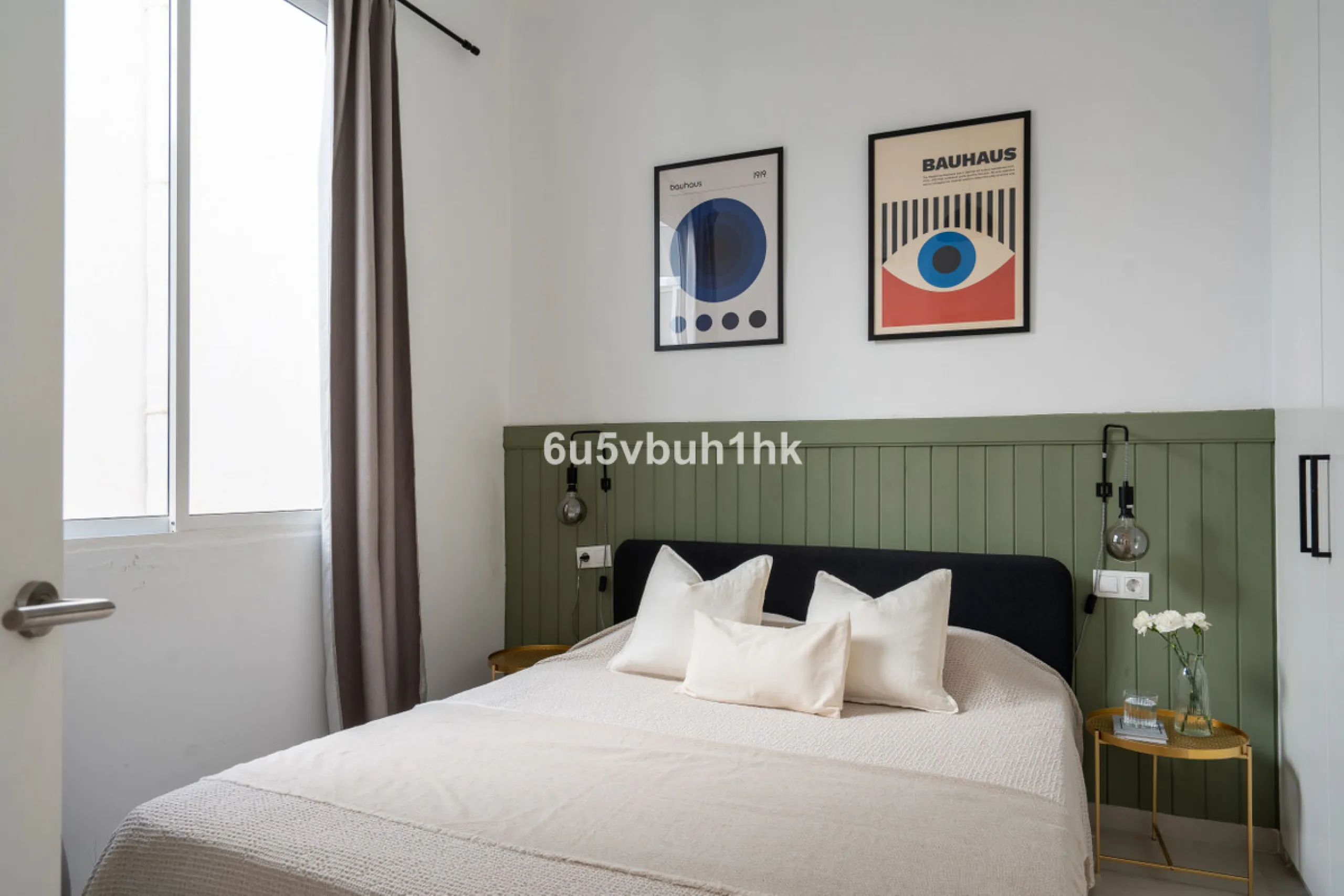 Imagine living in Málaga's historic center, on a wide and quiet street just a stone's throw from Calle Carretería. This apartment has something rare—a feeling of space, privacy, and uplifting light that fills every room. Step out onto any of the three sun