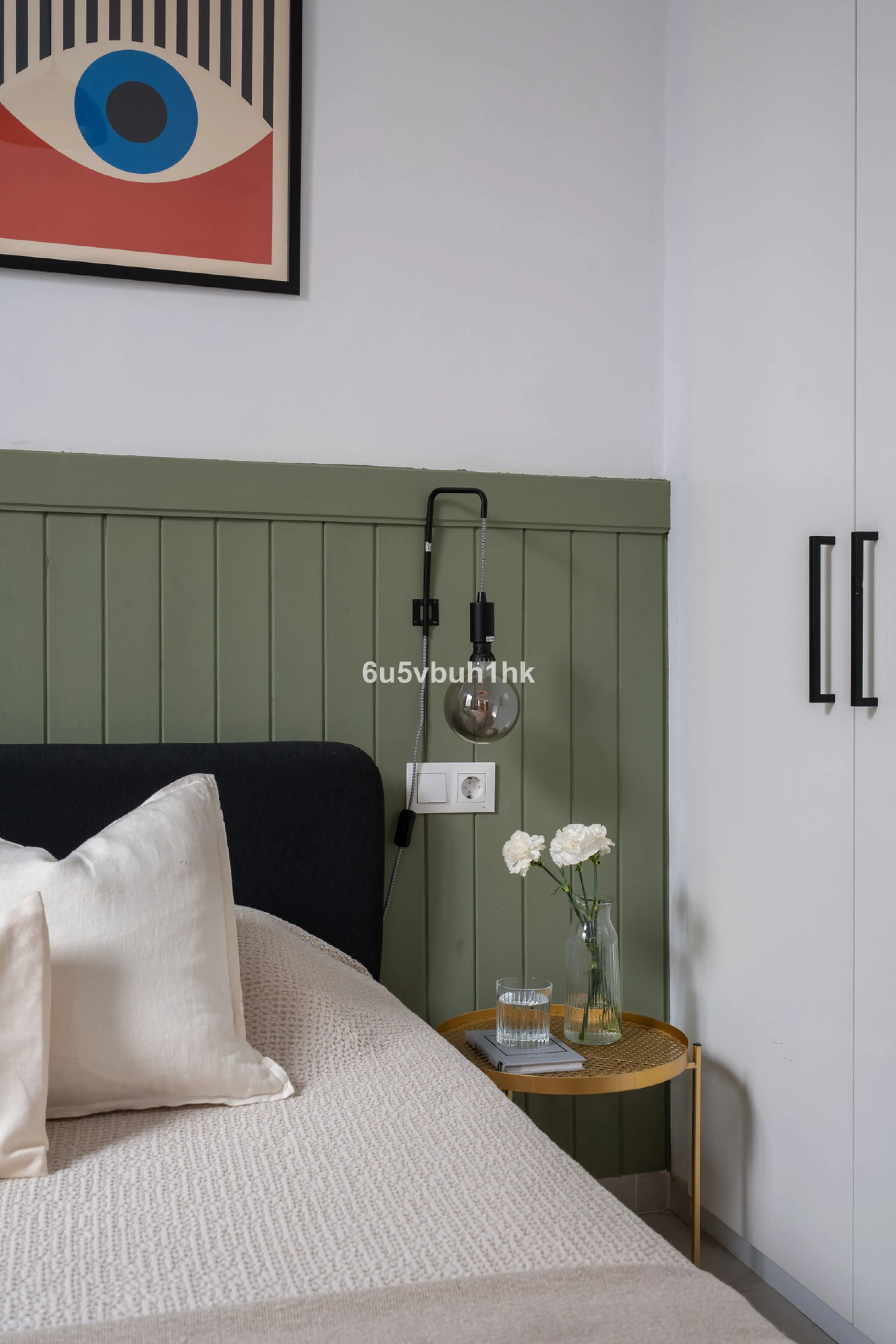 Imagine living in Málaga's historic center, on a wide and quiet street just a stone's throw from Calle Carretería. This apartment has something rare—a feeling of space, privacy, and uplifting light that fills every room. Step out onto any of the three sun