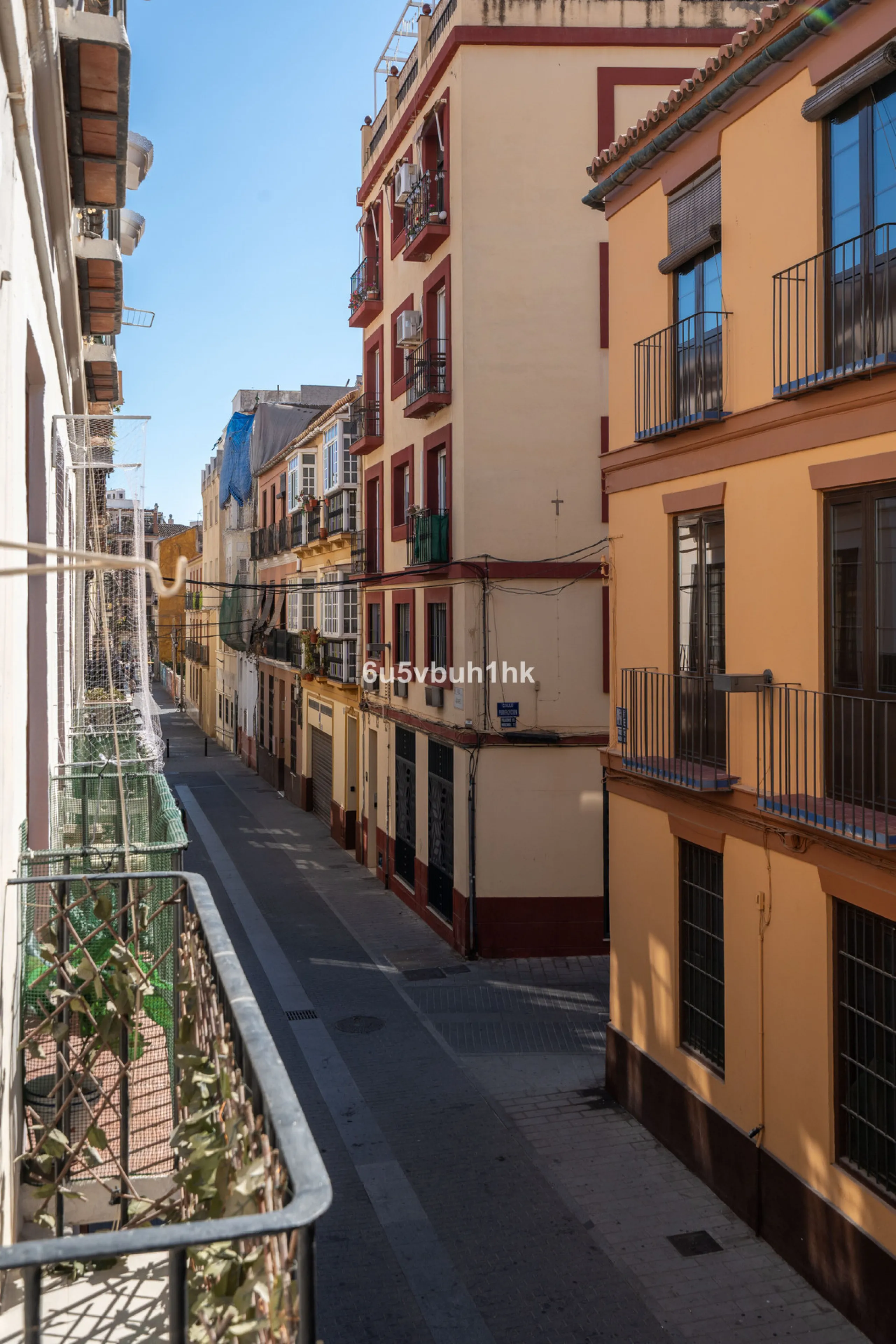 Imagine living in Málaga's historic center, on a wide and quiet street just a stone's throw from Calle Carretería. This apartment has something rare—a feeling of space, privacy, and uplifting light that fills every room. Step out onto any of the three sun