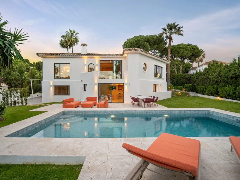 Welcome to Villa Madrisa a striking contemporary villa for sale in Las Brisas, Nueva Andalucía, where Mediterranean charm meets Scandinavian-inspired elegance. This modern residence redefines luxury living in Marbella's famous Golf Valley, combining refin